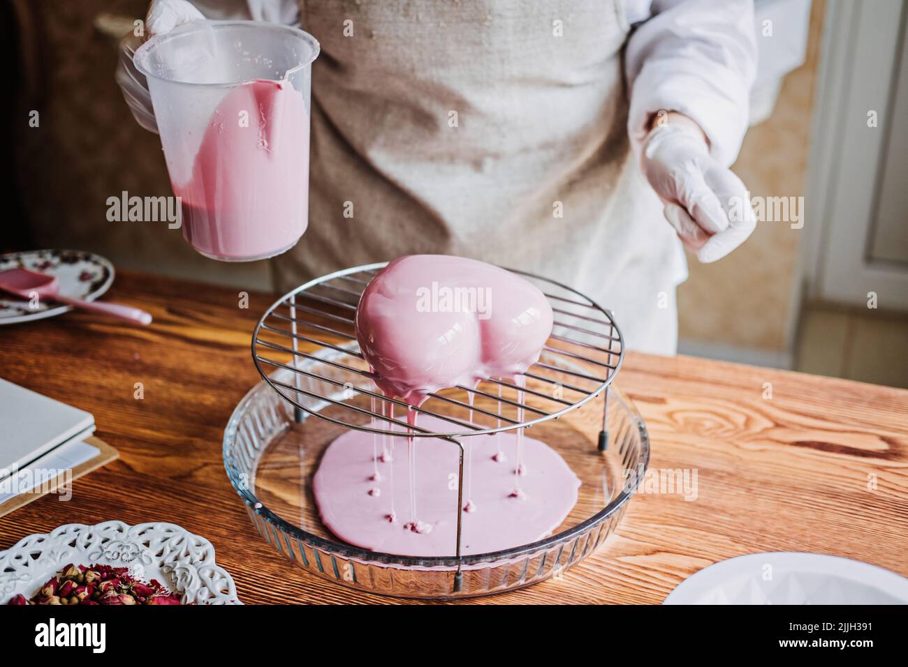 Wie Man Spiegelglas Rezept Macht. Mousse Cake. Glaze-Kuchen Im Spiegel. Prozess der Herstellung Herz Form Mousse Kuchen Stockfoto