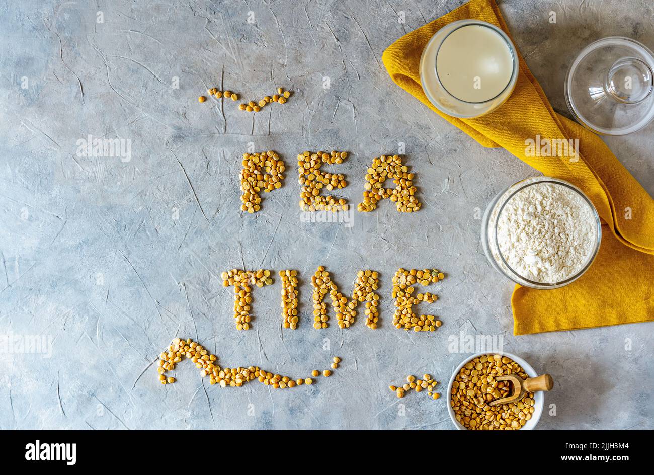 Gesunde Erbsenprodukte - vegane Erbsenmilch, Mehl und Samen auf pflanzlicher Basis. Konkreter Hintergrund, Mockup für Text Stockfoto