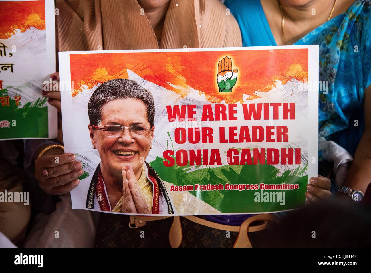 Guwahati, Indien. 26.. Juli 2022. GUWAHATI, INDIEN - 26. JULI: Kongressangestellte halten Plakate, während sie eine Demonstration veranstalten, um ihre Solidarität mit dem Parteichef Sonia Gandhi auszudrücken, der am 26. Juli 2022 in Guwahati, Indien, vor der Notaufnahme (Enforcement Directorate) zur Befragung im Fall National Herald erscheint. Quelle: David Talukdar/Alamy Live News Stockfoto