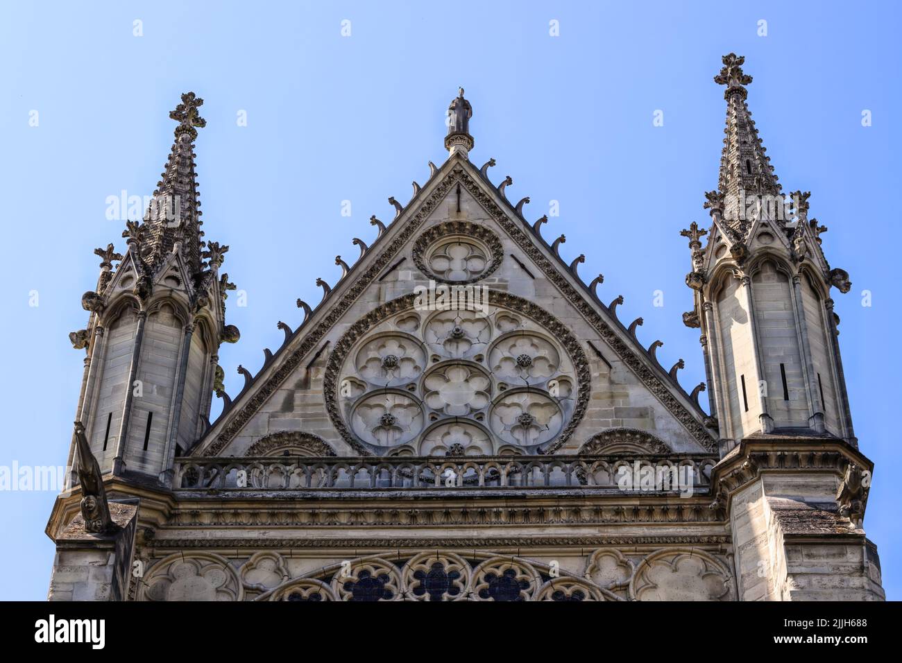 Gotische Architektur der Basilika Saint-Denis, eine große ehemalige mittelalterliche Abteikirche und heutige Kathedrale in der Stadt Saint-Denis Stockfoto