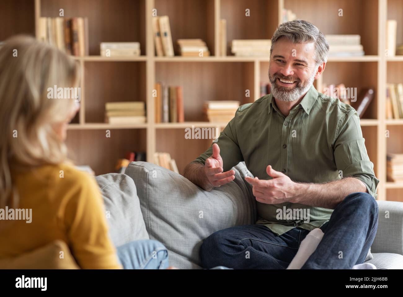Kommunikation In Der Ehe. Glückliches Paar Mittleren Alters, Das Zu Hause Chattet Stockfoto