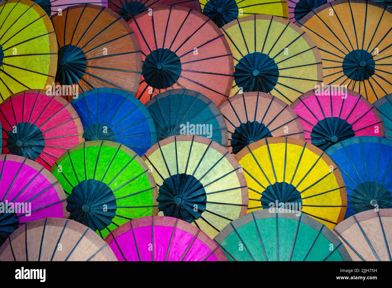 Handgefertigte bunte Papierschirme auf einem Straßenmarkt in Luang Prabang, Laos Stockfoto
