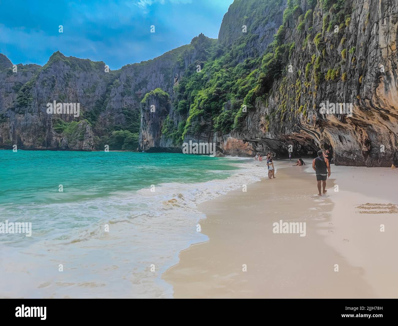 Maya Bay Strand mit türkisfarbenem Wasser und Wellen ohne Menschen in einer paradiesischen Insel Koh Phi Phi Le. Das Hotel liegt in Andamanensee in Thailand Stockfoto