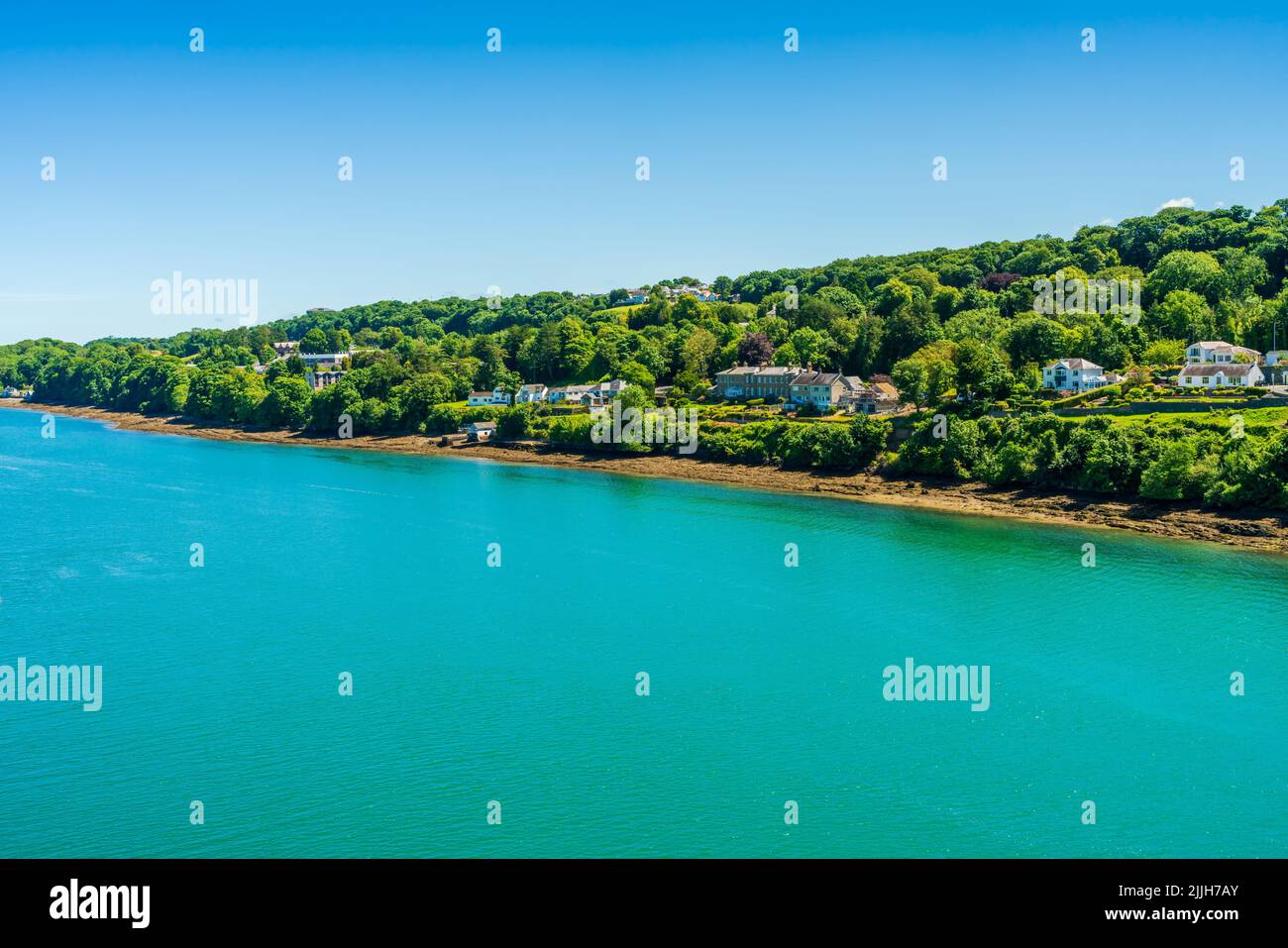 Blick auf die Menai Strait zwischen der Insel Anglesey und dem Festland von Wales Stockfoto