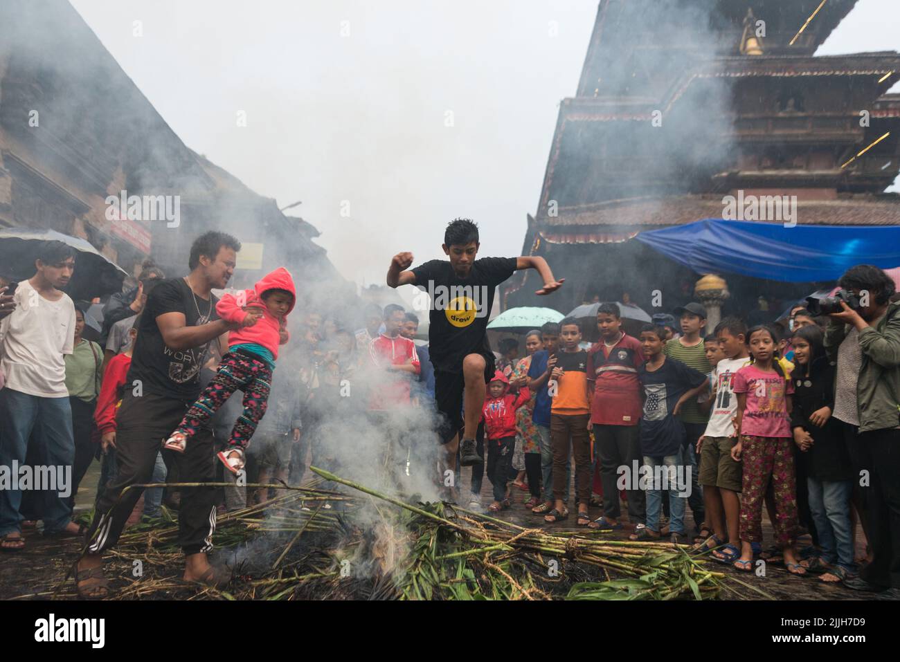 Bhaktapur, Nepal. 26.. Juli 2022. Ein Junge springt während der Feierlichkeiten über das Feuer. Das Ghantakarna-Fest ist eine Feier der Niederlage des mythischen Dämons Ghantakarna, der den bösen Geistern hinterherjagt und Gutes bringt. (Foto von Bivas Shrestha/SOPA Images/Sipa USA) Quelle: SIPA USA/Alamy Live News Stockfoto