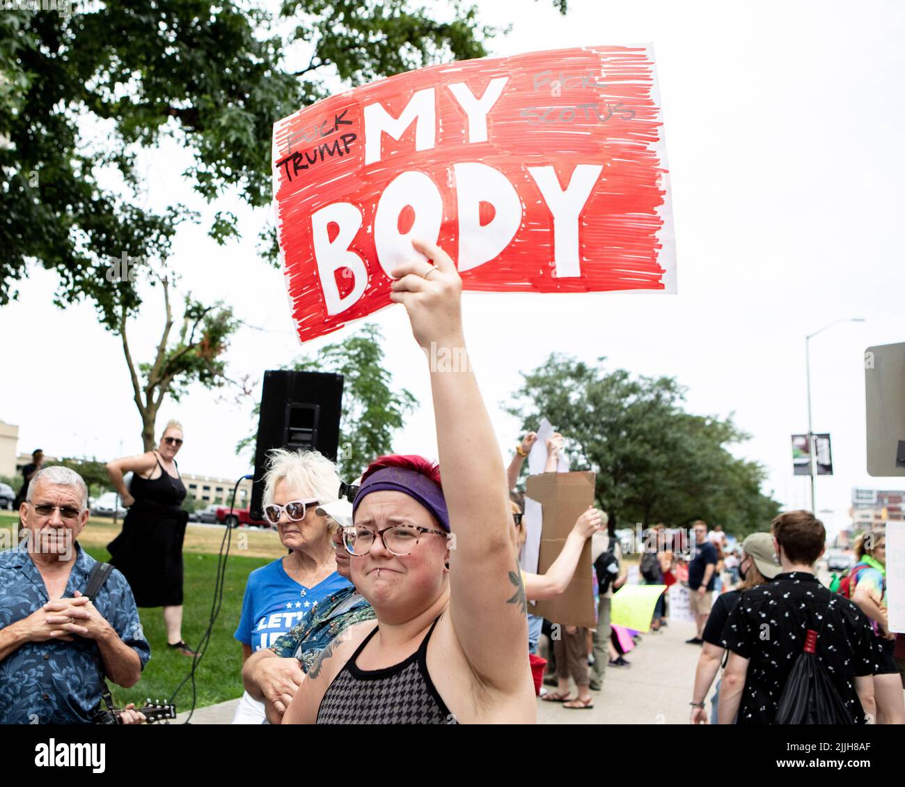 Indianapolis, Indiana, USA. 25.. Juli 2022. Demonstranten gegen Abtreibung demonstrieren, während die Abtreibungsdebatte in Indiana Proteste vor das Statehouse von Indiana zieht. (Bild: © Lora Olive/ZUMA Press Wire) Stockfoto