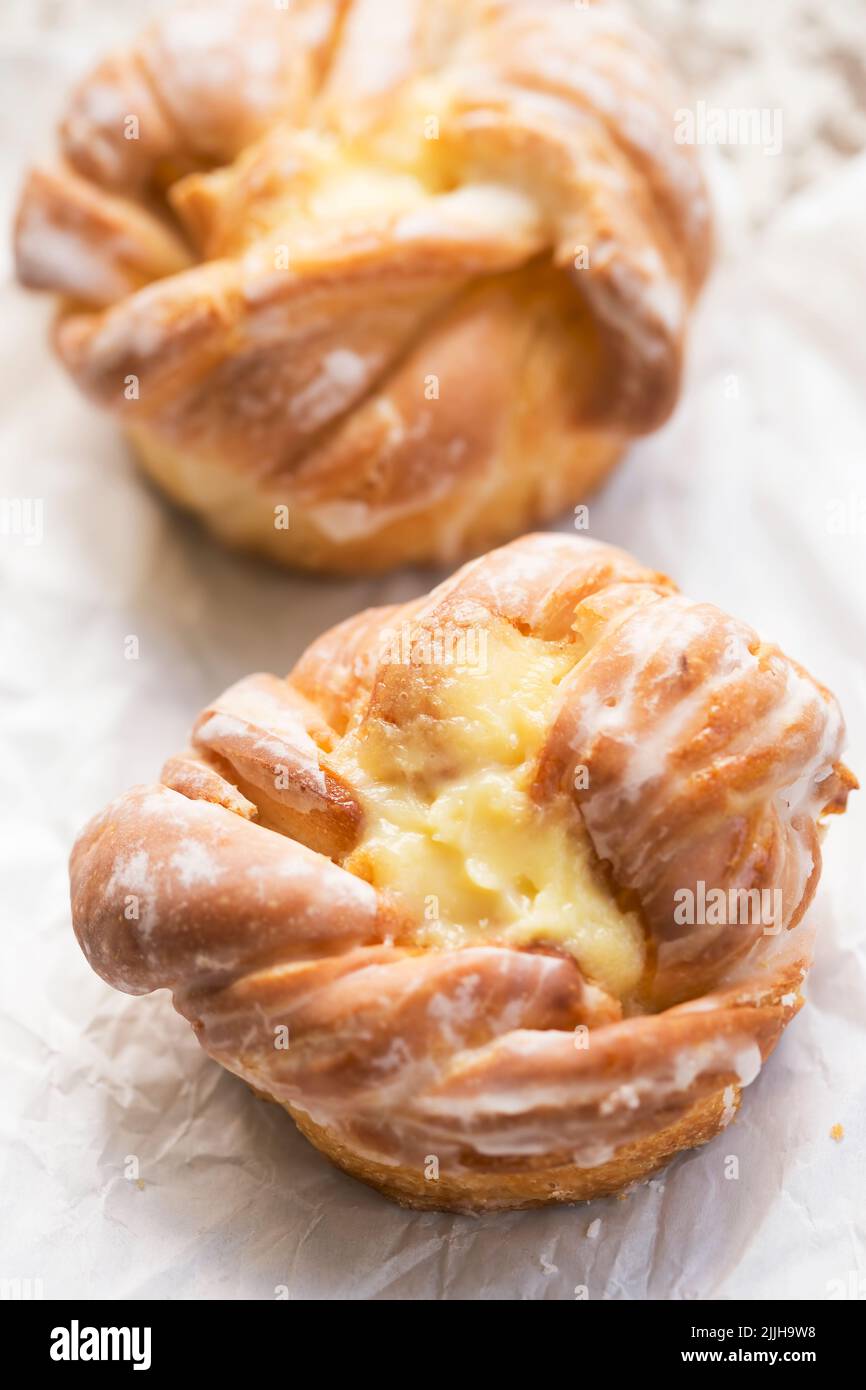 Französisches Gebäck mit Vanillecreme und Puderzucker Stockfoto
