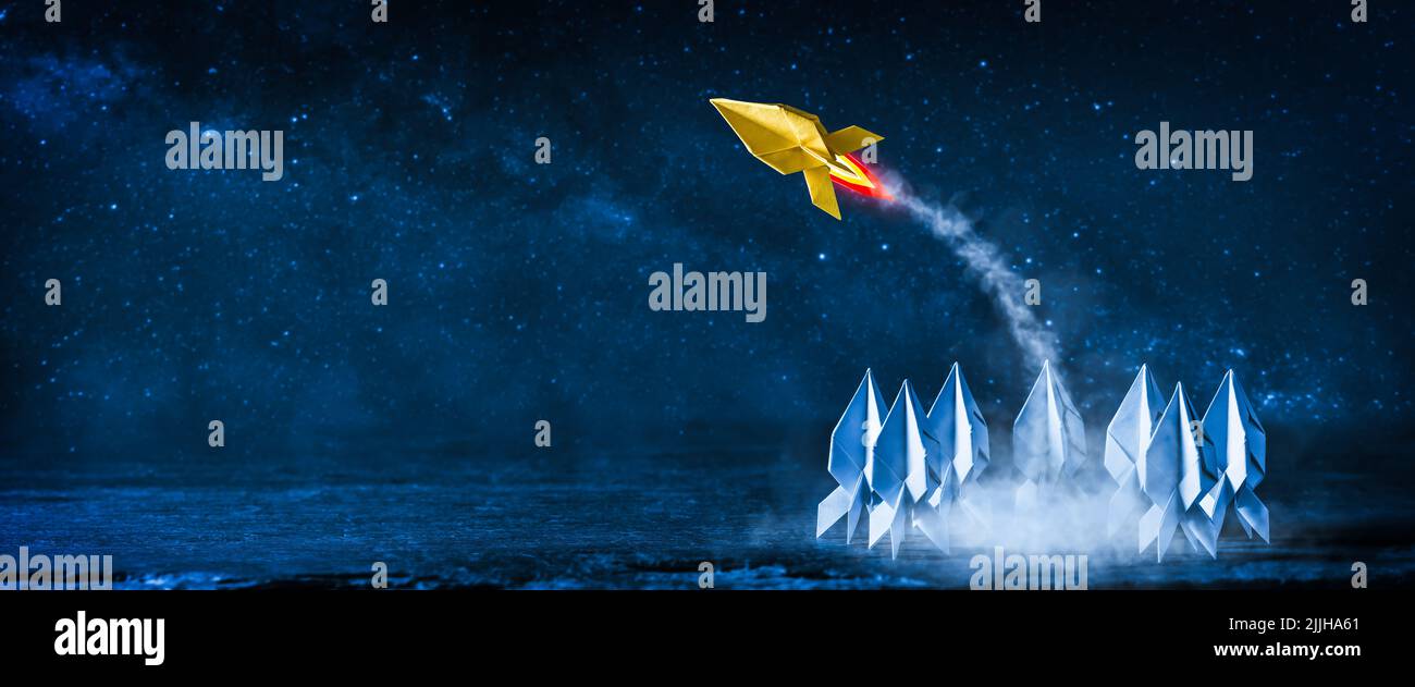 Gelbes Papier Raketenstart Für Die Stars Von Group Others - Geschäftschance - Unternehmerkonzept Stockfoto