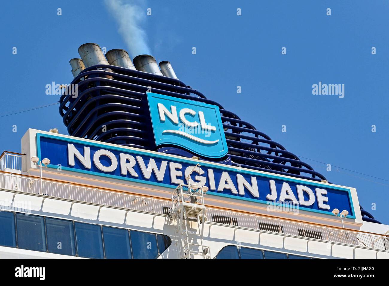 Korfu, Griechenland - Juni 2022: NCL-Logo auf dem Trichter des norwegischen Jade-Kreuzfahrtschiffs der Norwegian Cruise Line Stockfoto