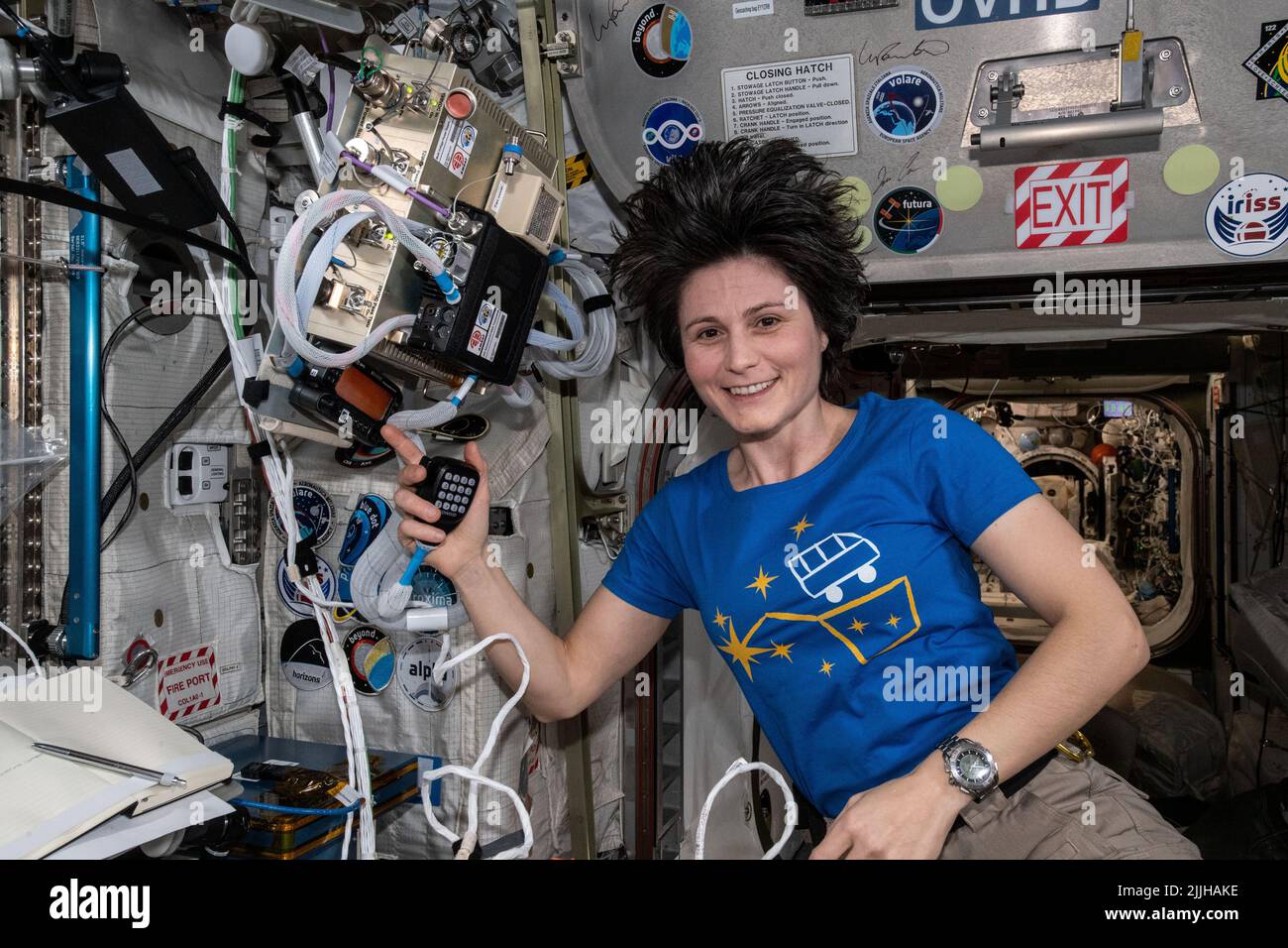 Astronaut der Europäischen Weltraumorganisation und Expedition 67 die Flugingenieurin Samantha Cristoforetti nutzt das im Orbit umkreisenden Labor-FUNKGERÄT, um von Bord der Internationalen Raumstation, 16. Juli 2022, in Earth Orbit, mit Studenten in Italien zu sprechen. Stockfoto
