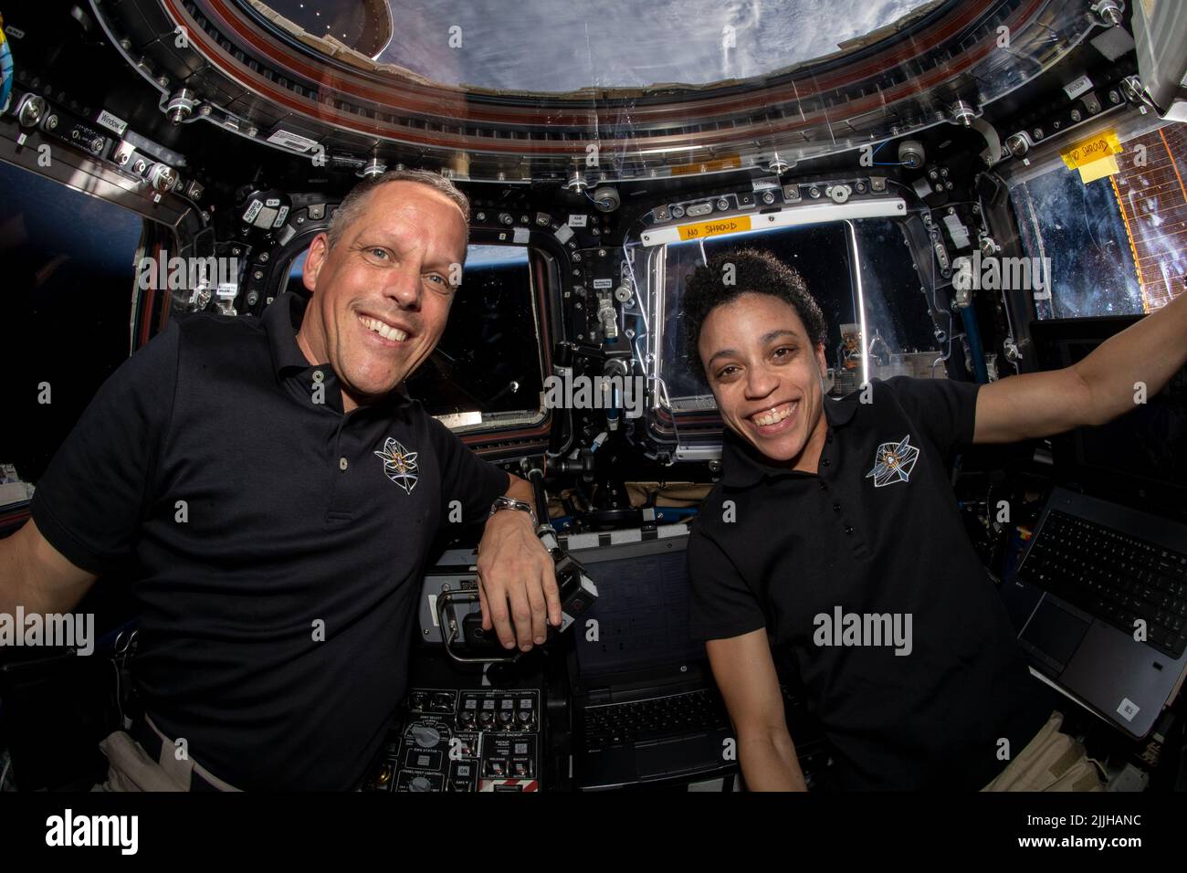 Die NASA-Astronauten Bob Hines und Jessica Watkins überwachen das Andocken des Raumfrachters SpaceX Dragon aus der Kuppel an Bord der Internationalen Raumstation, 16. Juli 2022 in Earth Orbit. Stockfoto