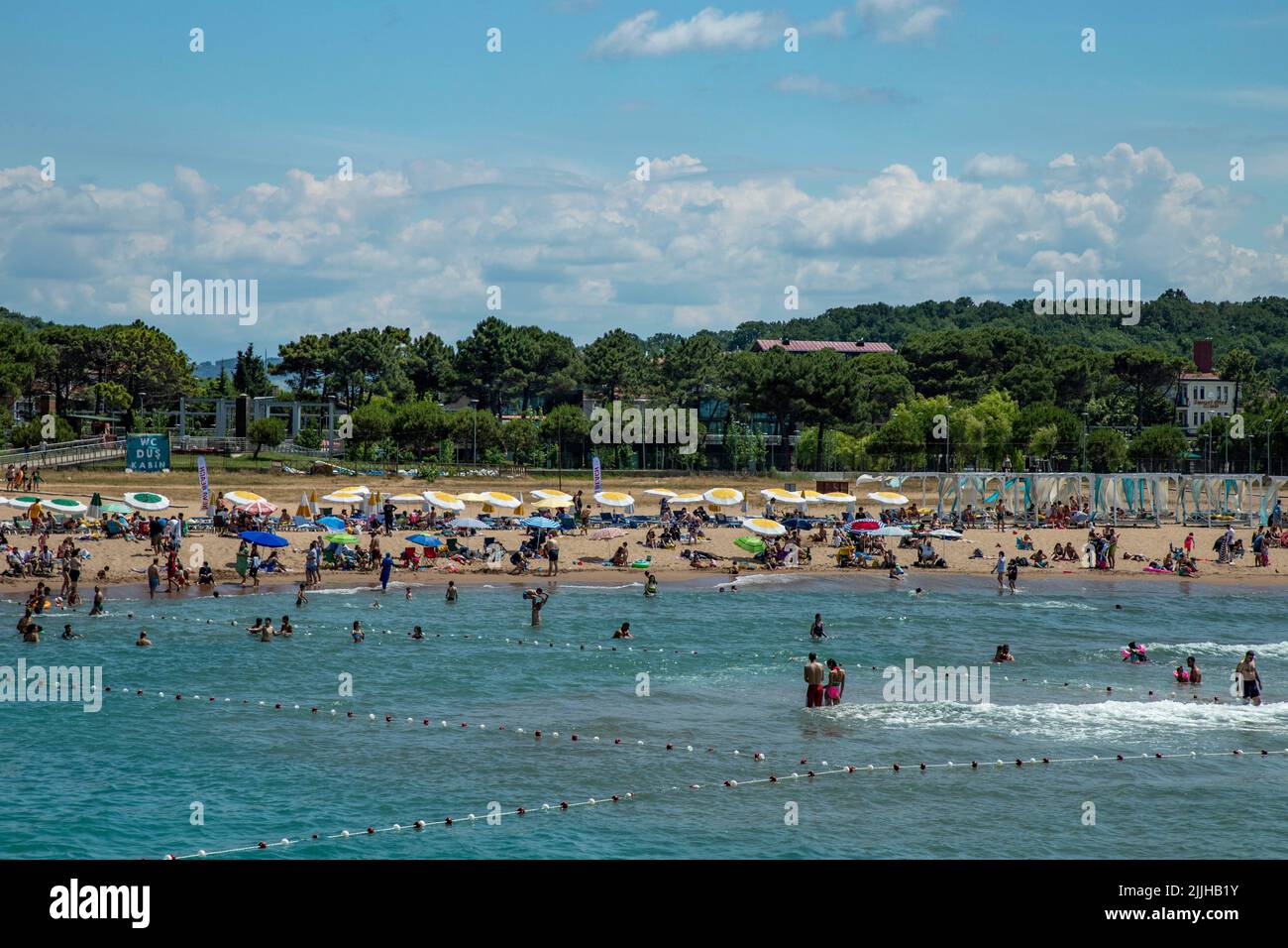 Am öffentlichen Strand in Ağva, Istanbul, schwimmen Menschen. 2022,Juni 30; Sile, istanbul, Turkiye Stockfoto