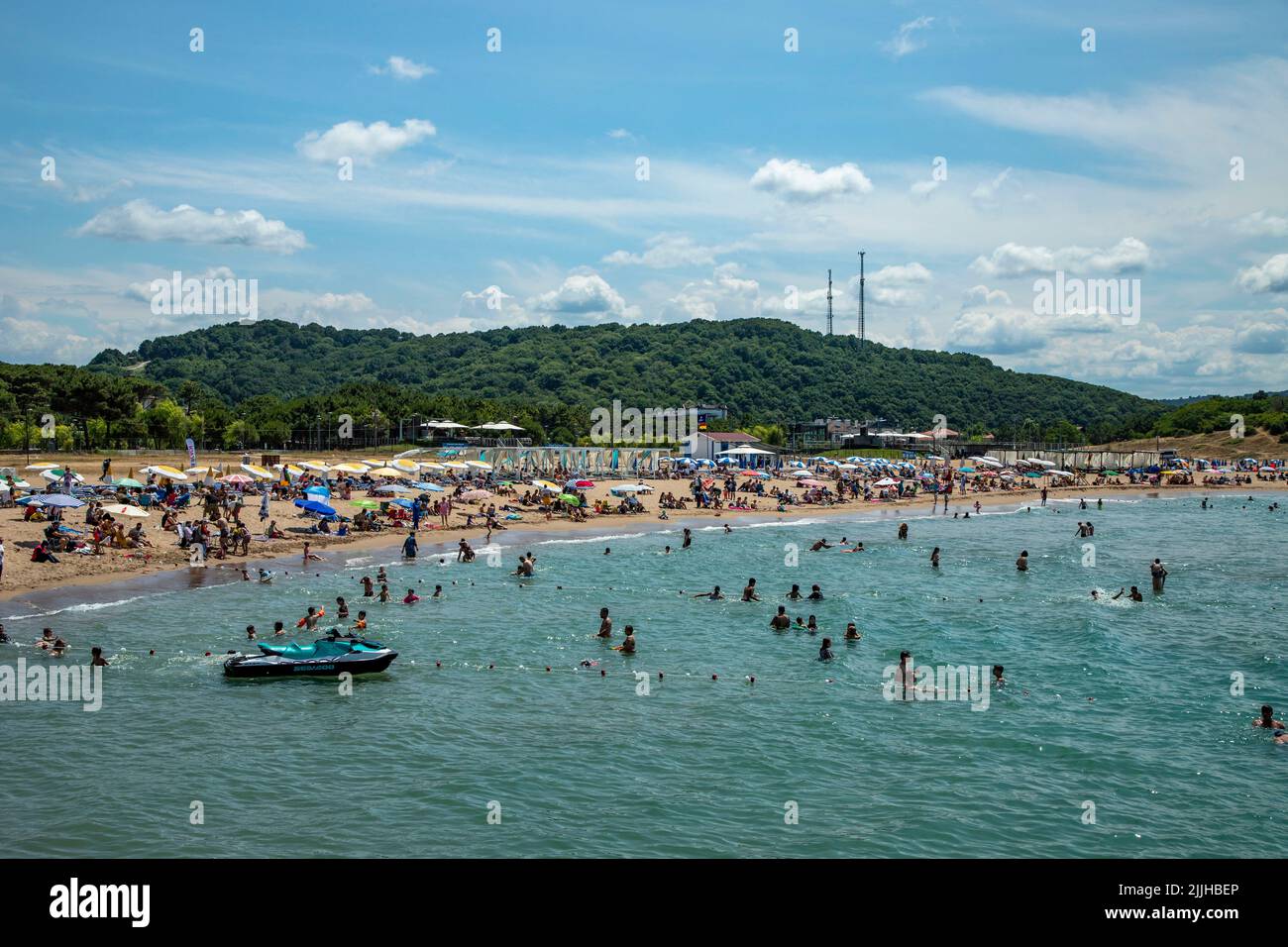 Am öffentlichen Strand in Ağva, Istanbul, schwimmen Menschen. 2022,Juni 30; Sile, istanbul, Turkiye Stockfoto