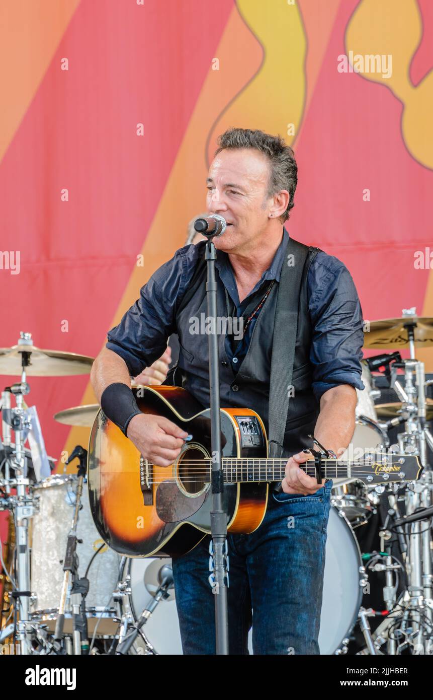 Bruce Springsteen singt und spielt akustische Gitarre beim New Orleans Jazz and Heritage Festival am 29. April 2012 Stockfoto