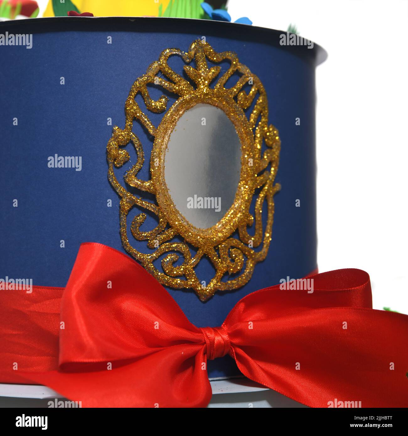 Skopje, Mazedonien - Juli 25 2022: Papierkuchen nach Figuren aus der Zeichentrickserie. Schneewittchen und die sieben Zwerge. Details von Kuchen mit wa Stockfoto