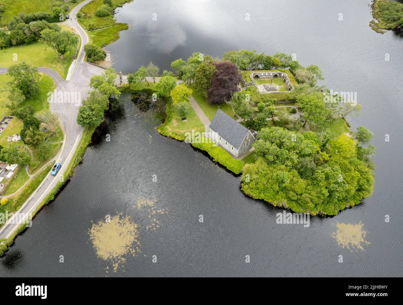 Luftdrohnenlandschaft der St. Finbarr Oratory Church, Gougane Barra, Cork West Ireland. Stockfoto