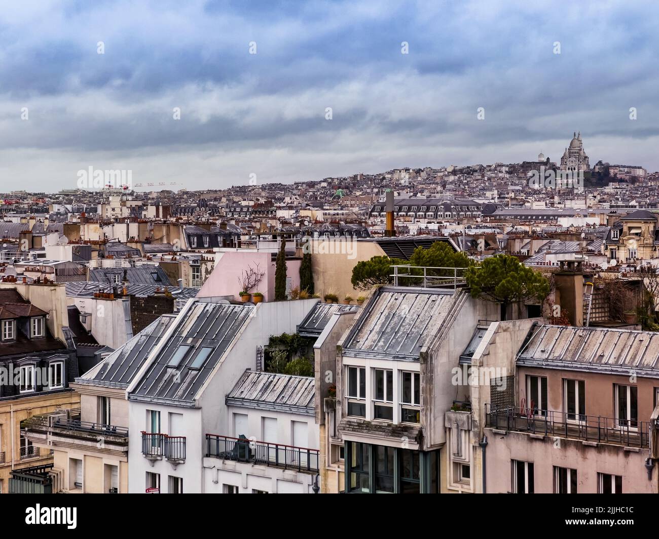 Blick auf Montmartre Sacre Coeur in und Paris über die Innenstadtgebäude Stockfoto