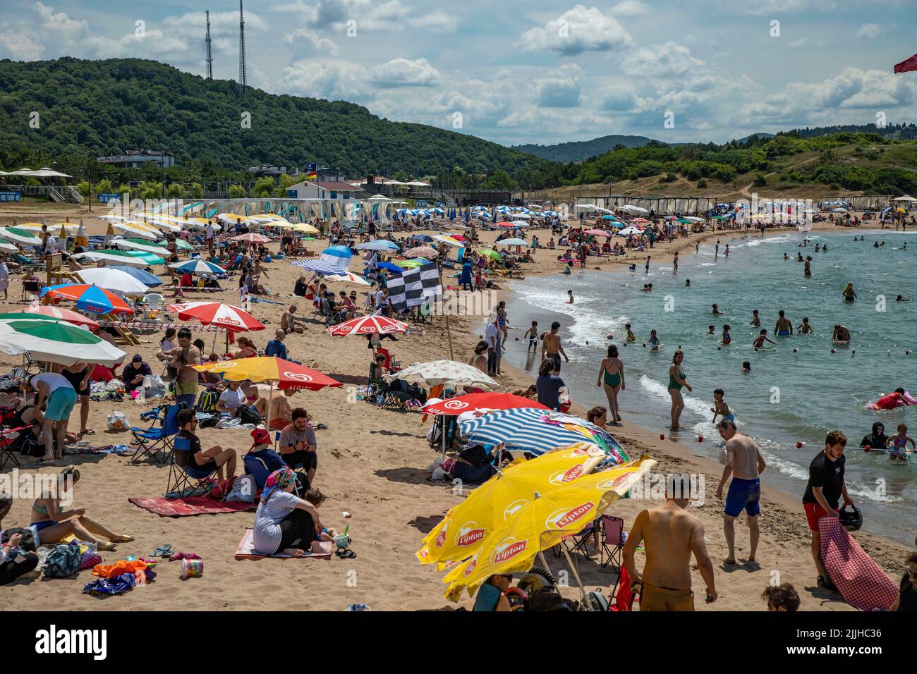 Am öffentlichen Strand in Ağva, Istanbul, schwimmen Menschen. 2022,Juni 30; Sile, istanbul, Turkiye Stockfoto