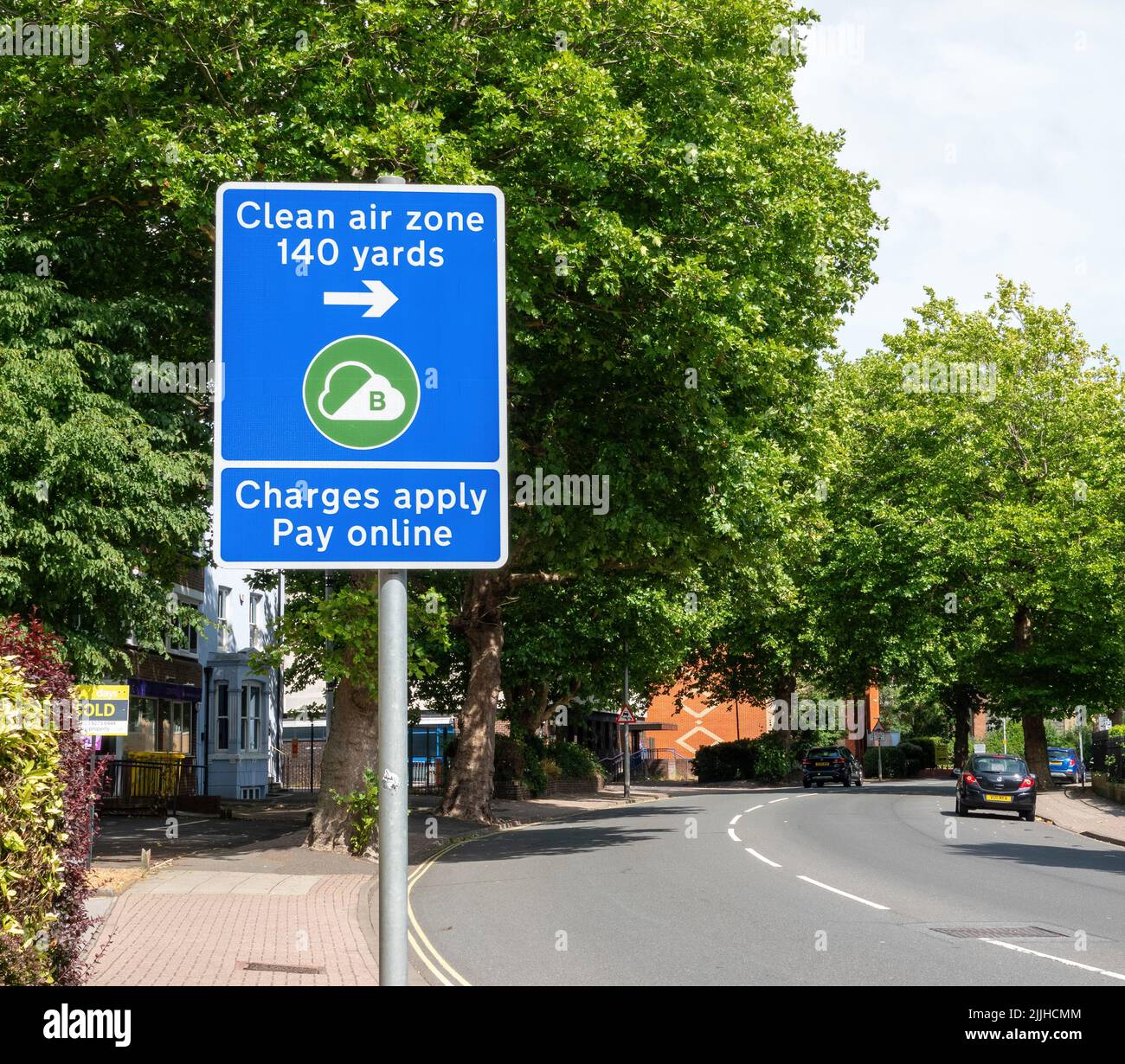 Ein Straßenschild, das anzeigt, dass Autos in eine Reinluftzone fahren und dass Gebühren anfallen Stockfoto