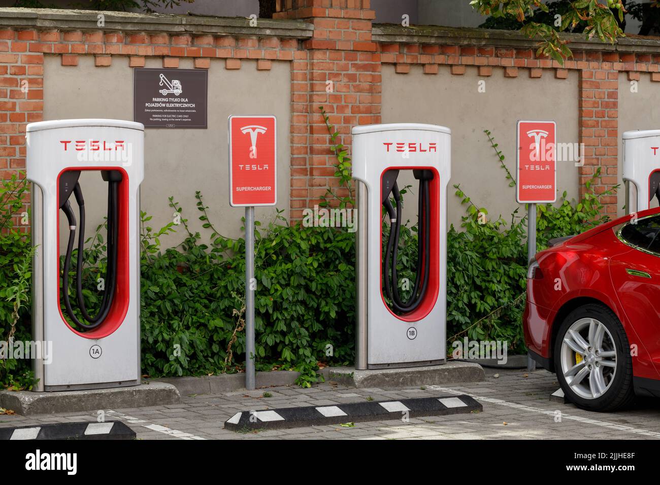Posen, Polen. 26 Jul 2022: Parkplatz an der Elektroauto-Ladestation, Tesla. Schnellladestation Stockfoto
