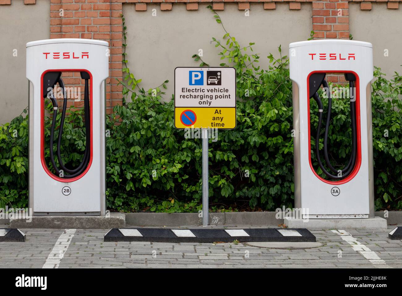 Posen, Polen. 26 Jul 2022: Tesla Schnellladestation, Frontansicht, freier Platz. Stockfoto