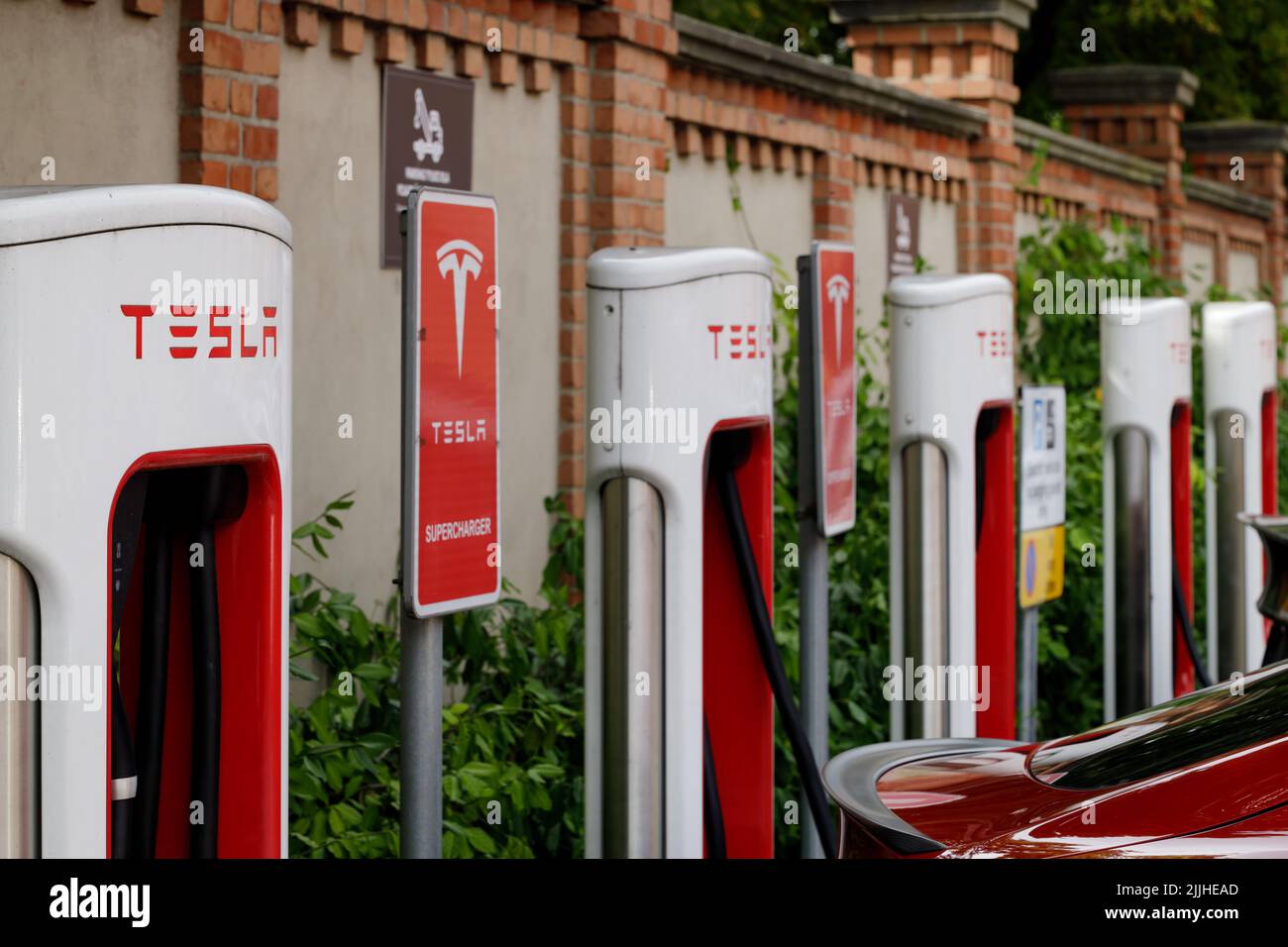 Posen, Polen. 26 Jul 2022: Tesla super Charger Elektroauto-Ladestation tagsüber im Freien. Tesla Schnellladestation Stockfoto