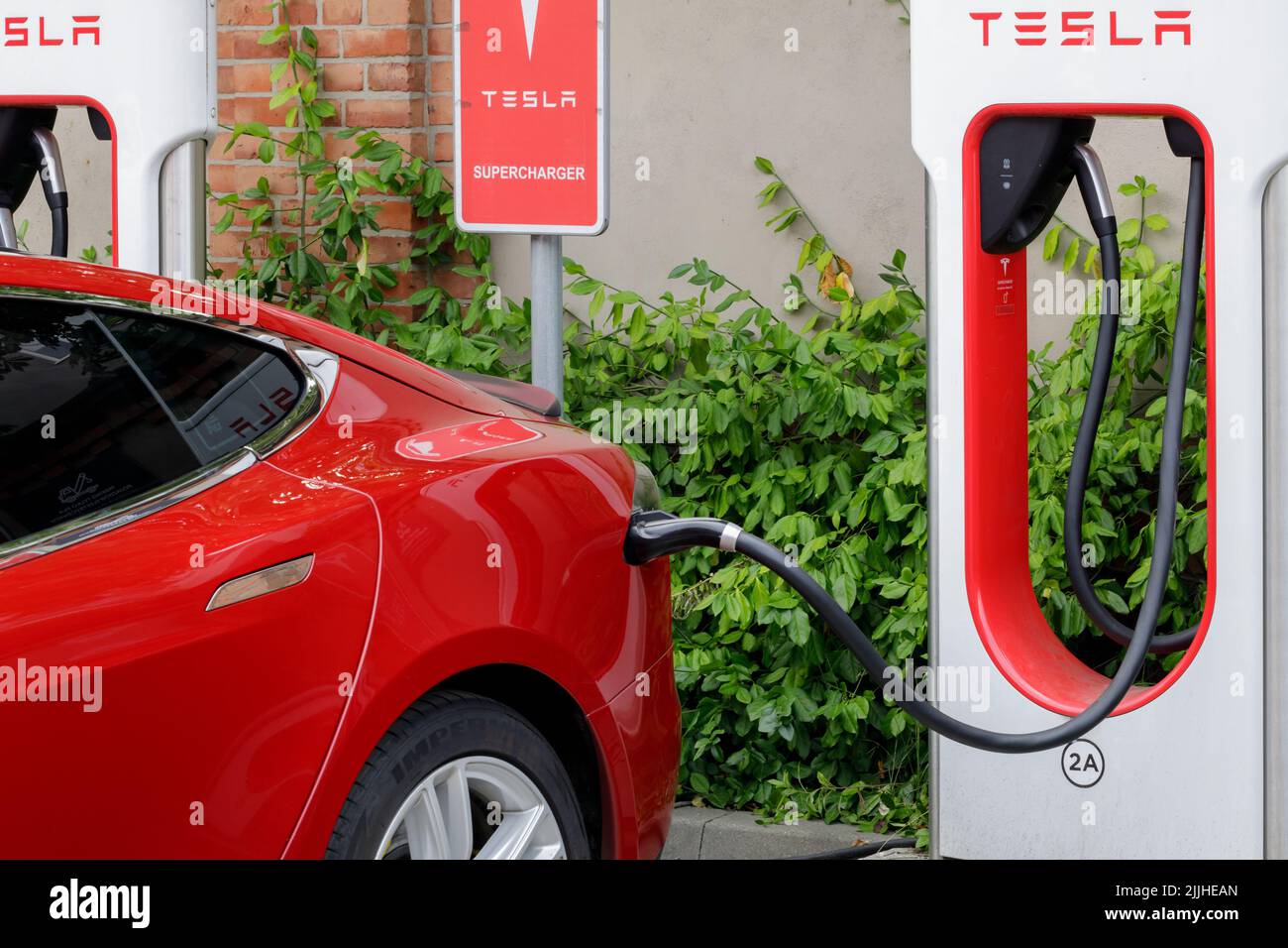 Posen, Polen. 26. Jul 2022: Nahaufnahme eines ladendem Tesla-Elektroautos. Tesla Autoladestation. Stockfoto