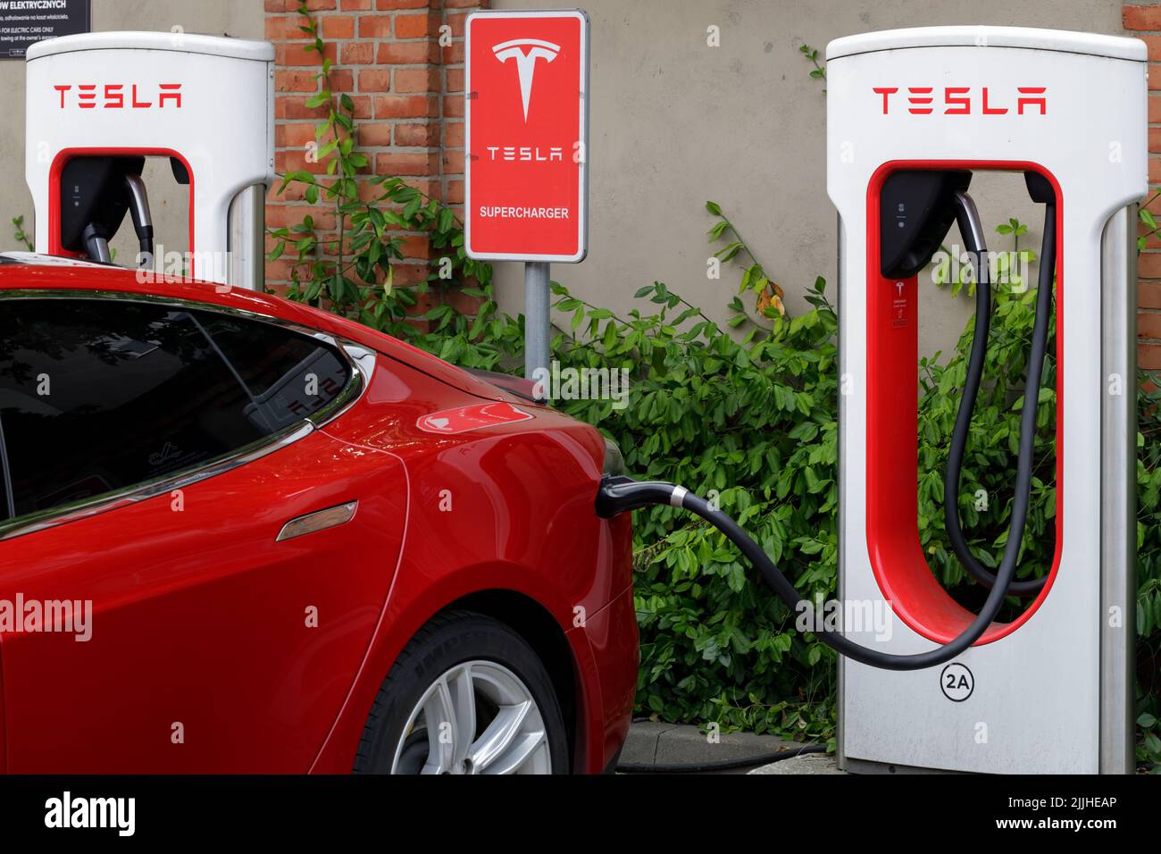 Posen, Polen. 26. Jul 2022: Tesla Super Ladestation. Tesla Supercharger-Stationen ermöglichen das schnelle Laden von Tesla-Autos online innerhalb einer Stunde. Stockfoto