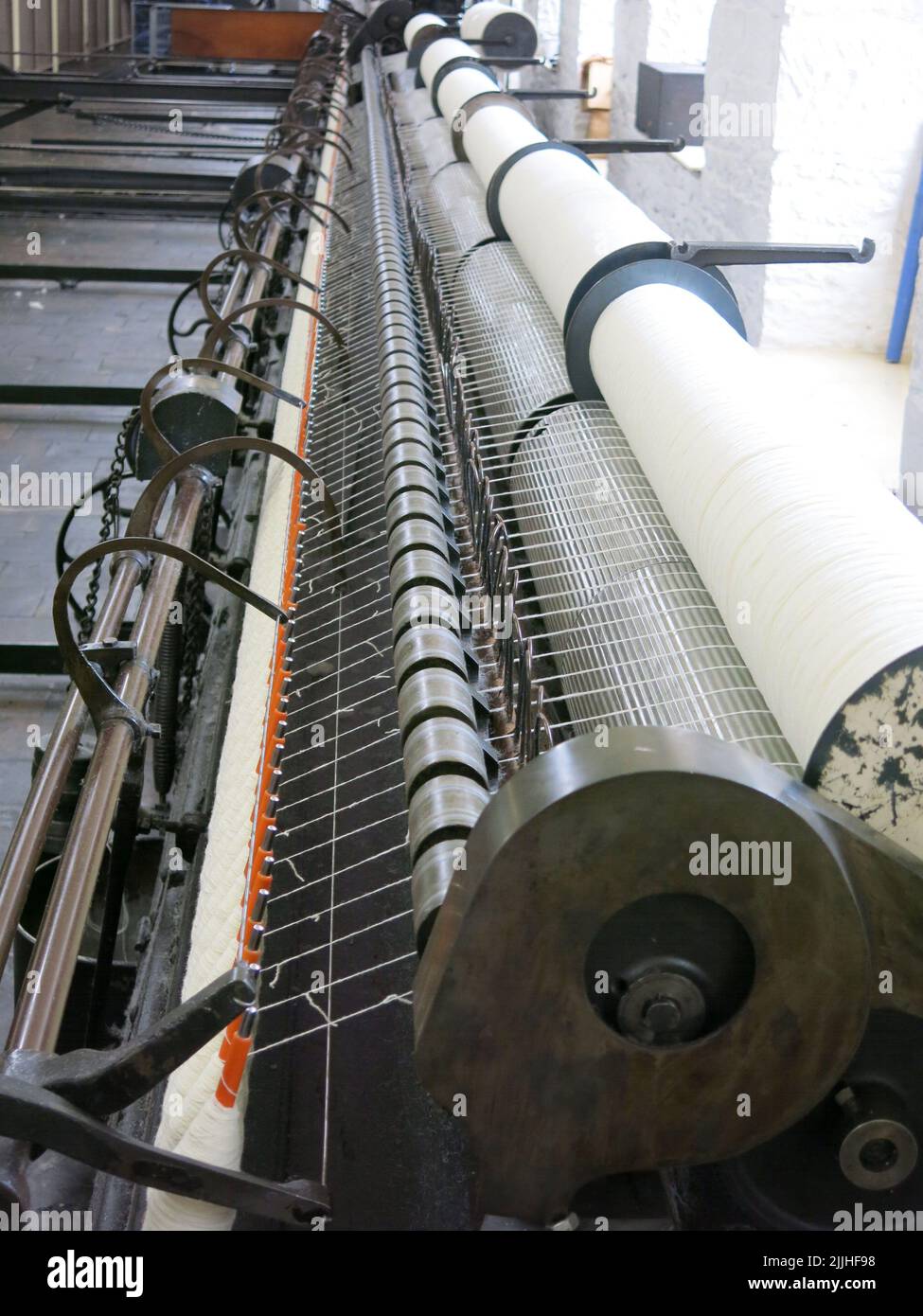 Schottlands industrielles Erbe in den Baumwollmühlen von New Lanark: Das Innere einer Mühle mit Maschinen für Baumwollspinnerei und -Weberei Stockfoto