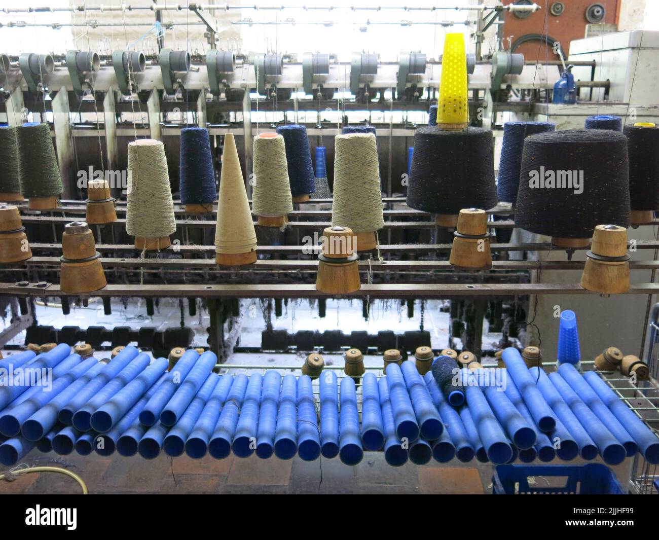 Schottlands industrielles Erbe in den Baumwollmühlen von New Lanark: Das Innere einer Mühle mit Maschinen für Baumwollspinnerei und -Weberei Stockfoto