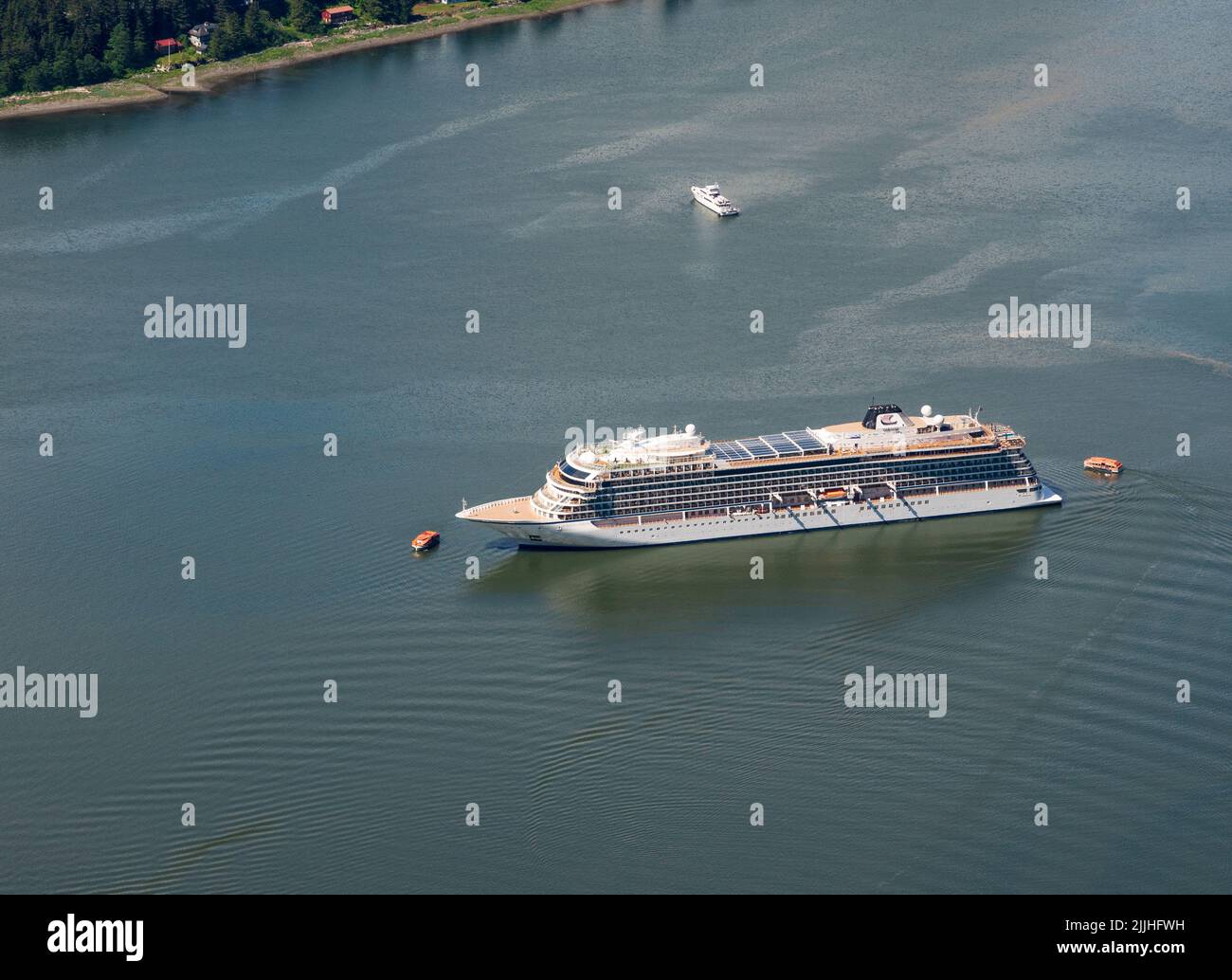 Juneau, AK - 9. Juni 2022: Blick auf den Hafen von Juneau in Alaska mit dem Viking Cruise Schiff Orion vor Anker in der Bucht Stockfoto