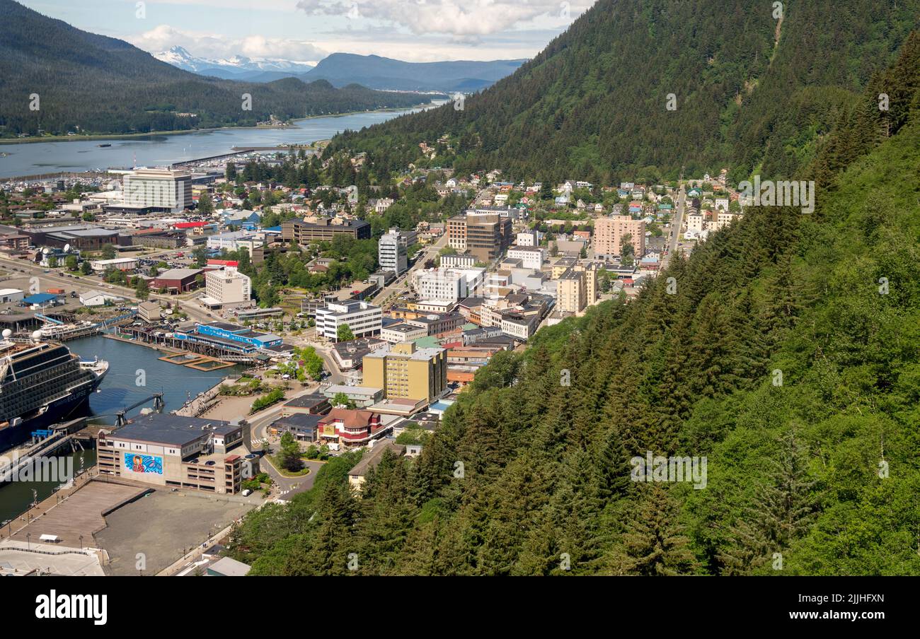 Juneau, AK - 9. Juni 2022: Blick von oben auf die Hafenstadt und die Stadt Juneau Stockfoto