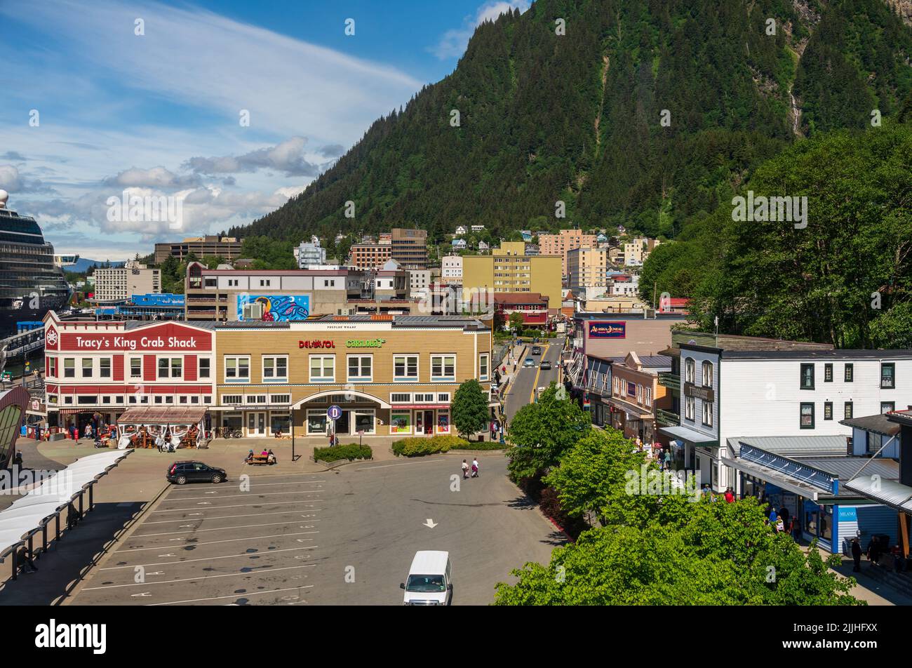 Juneau, AK - 9. Juni 2022: Blick von oben auf die Hafenstadt und die Stadt Juneau Stockfoto