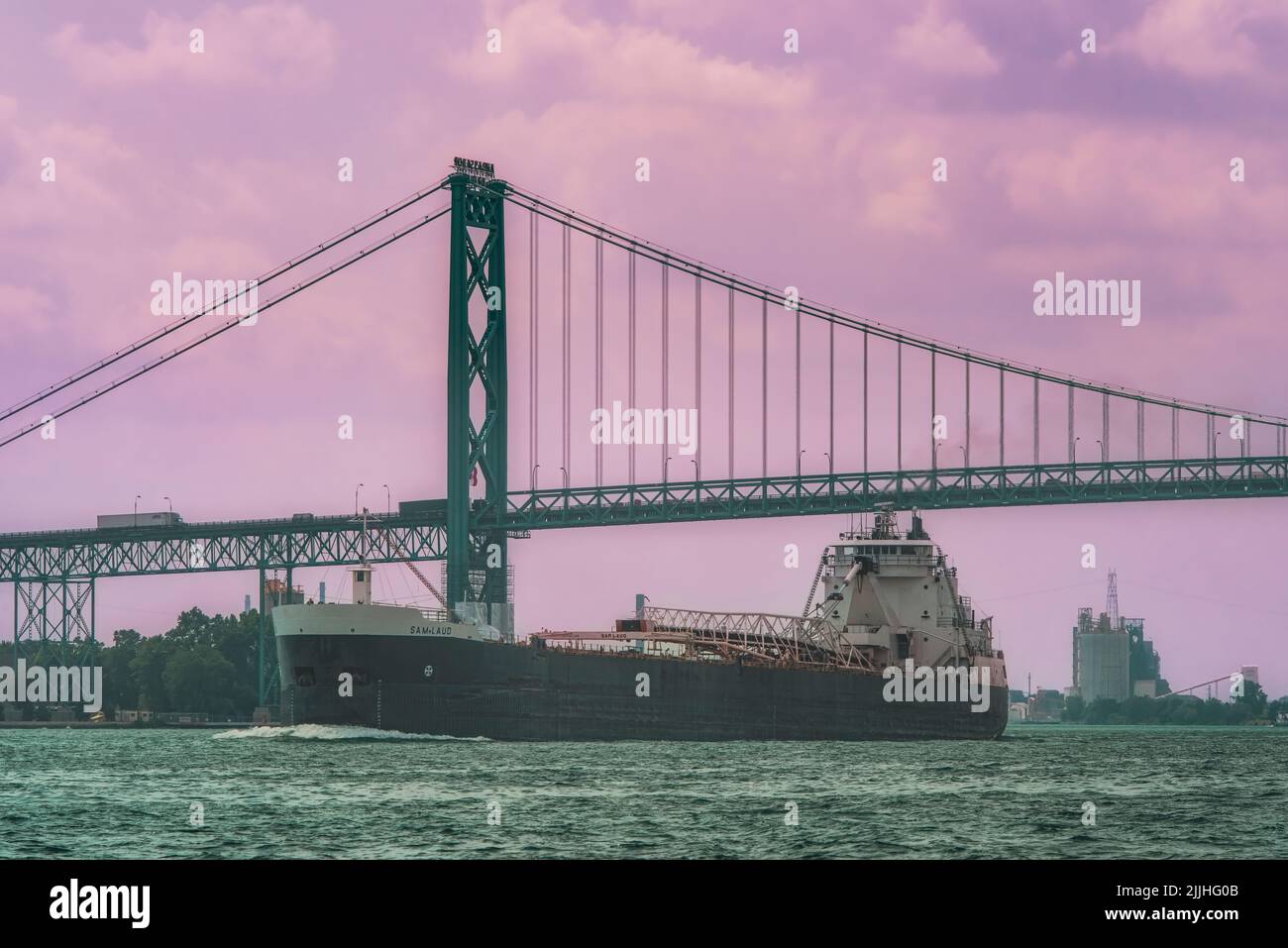 Great Lakes Frachter MS Sam Laud, im Besitz und betrieben von der American Steamship Company, unter der Ambassador Bridge, Detroit River, Michigan USA Stockfoto