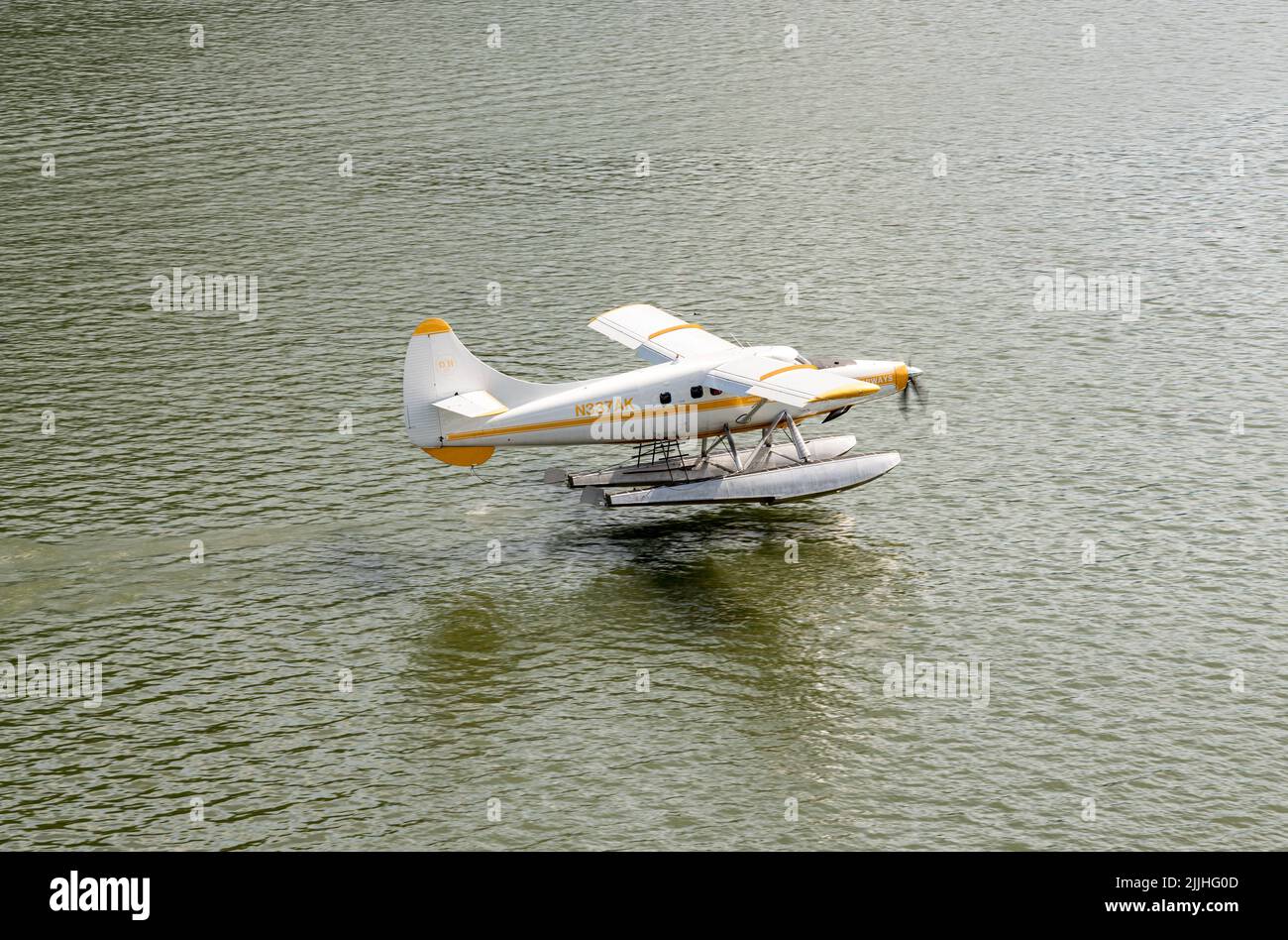 Juneau, AK - 9. Juni 2022: Wings Air Wasserflugzeug, das im Hafen von Juneau abfliegt Stockfoto