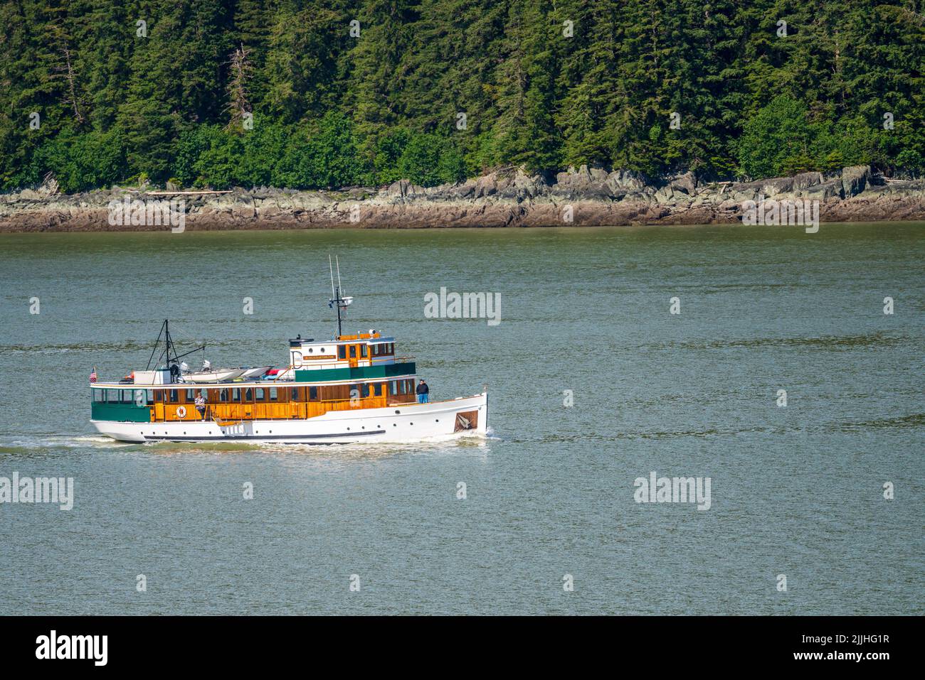 Juneau, AK - 9. Juni 2022: Blick auf die historische Yacht der MV Discovery, die von Juneau aus fährt Stockfoto