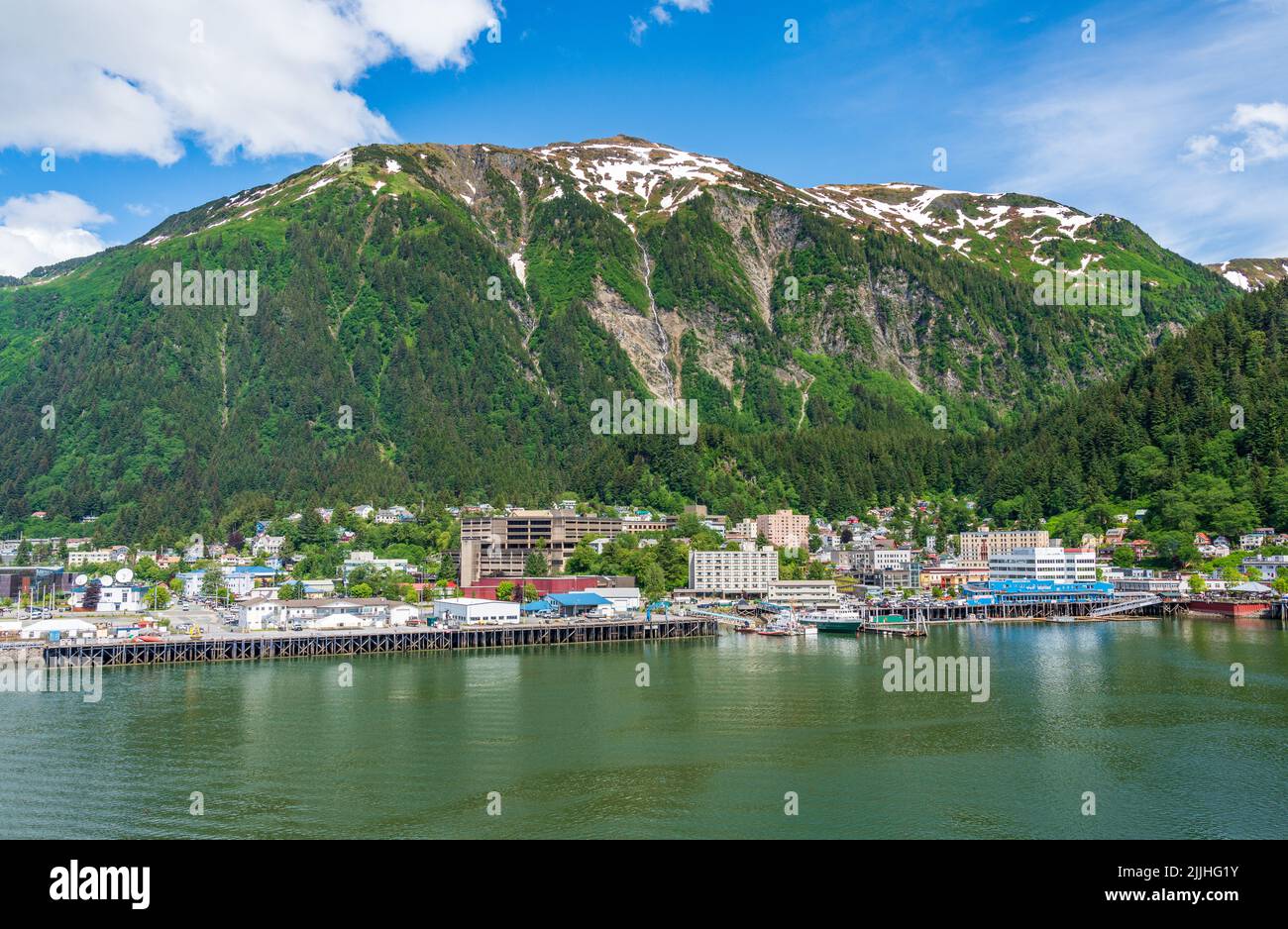 Juneau, AK - 9. Juni 2022: Blick vom Wasser des Hafens auf den Hafen von Juneau in Alaska Stockfoto