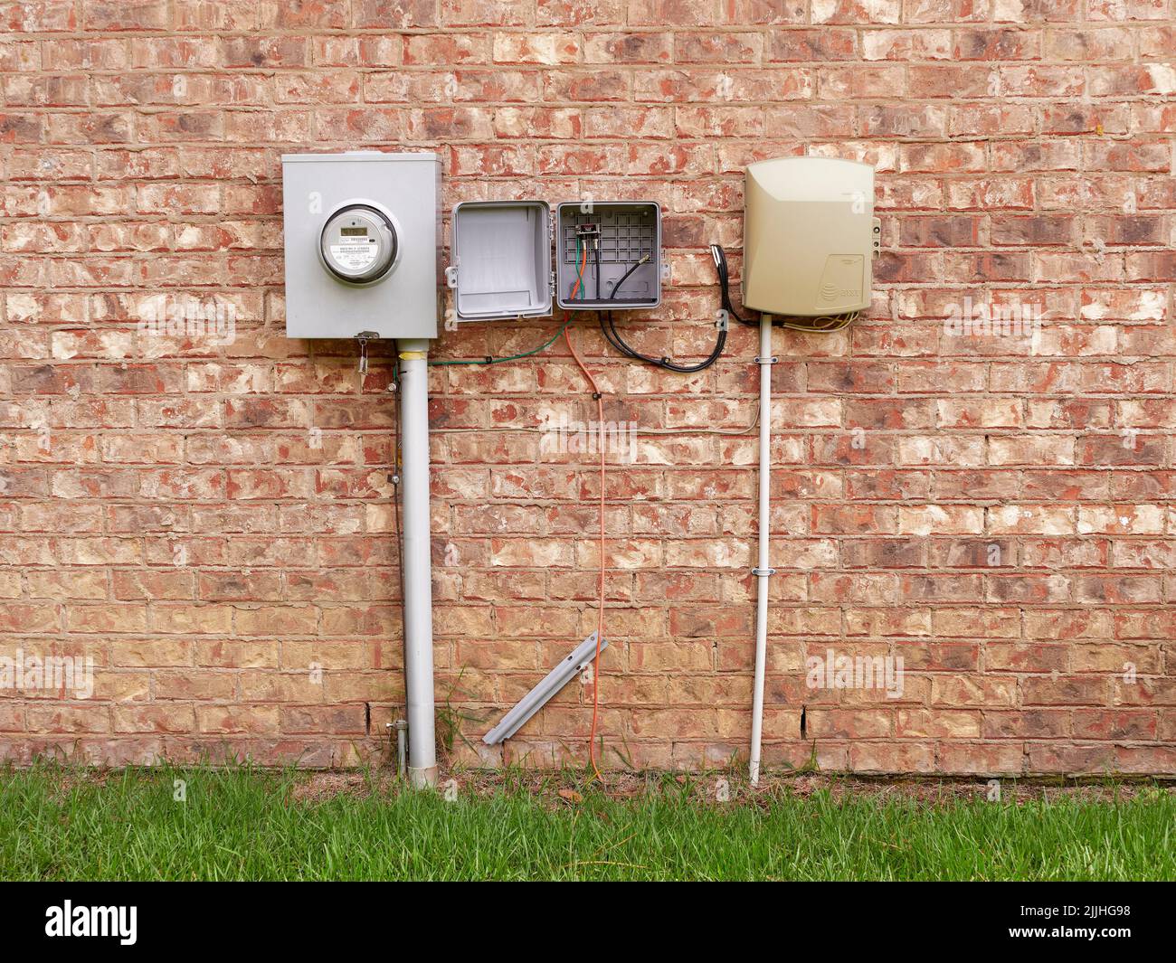 Wohn-Haus-Utility-Boxen für Stromzähler, Telefon und Kabel-TV auf der Seite des Hauses. Stockfoto