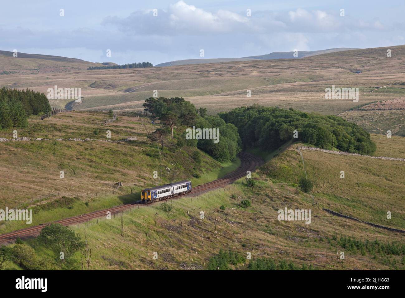 Die Sprinter der Northern Rail-Klasse 156 fahren auf dem Land auf der landschaftlich reizvollen Eisenbahnlinie zur Carlisle in der Nähe von Dent, die sich dem Rise Hill-Tunnel nähert Stockfoto