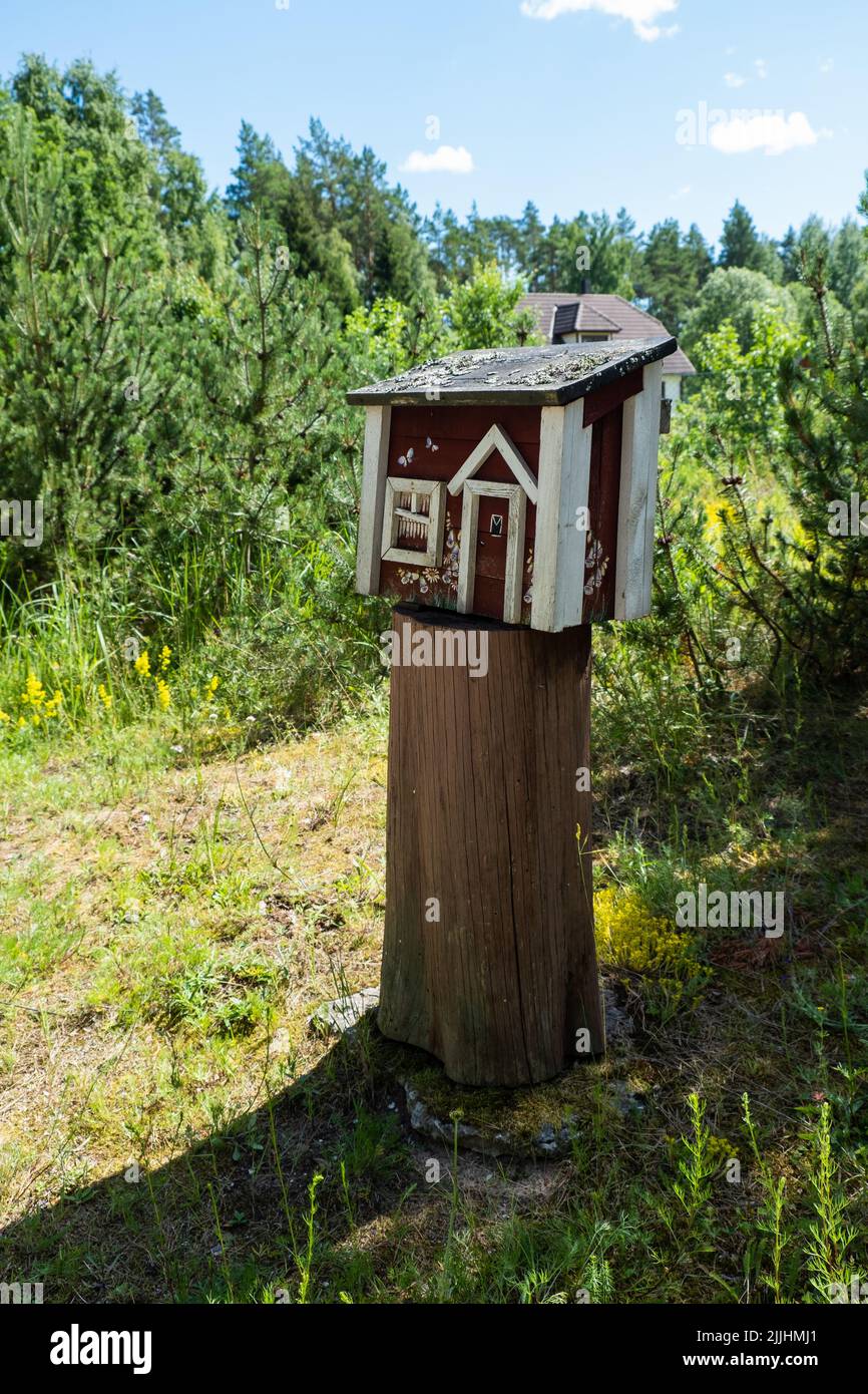 Kreative Mailbox im ländlichen Raum. Postzustellung und Postdienst im ländlichen Konzept. Stockfoto