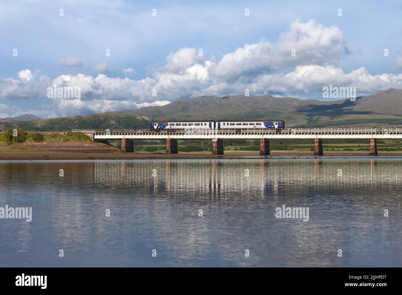 Der Sprinterzug der Northern Rail der Klasse 156 überquert das Viadukt von Eskmeals auf der landschaftlich reizvollen Bahnlinie der ländlichen Küste von Cumbria Stockfoto