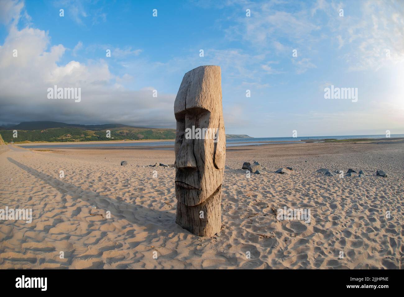 Geschnitzte Holzstatue des Osterinsel-MAOI-Mannes am Barmouth Beach, Gwynedd, Nordwales Stockfoto