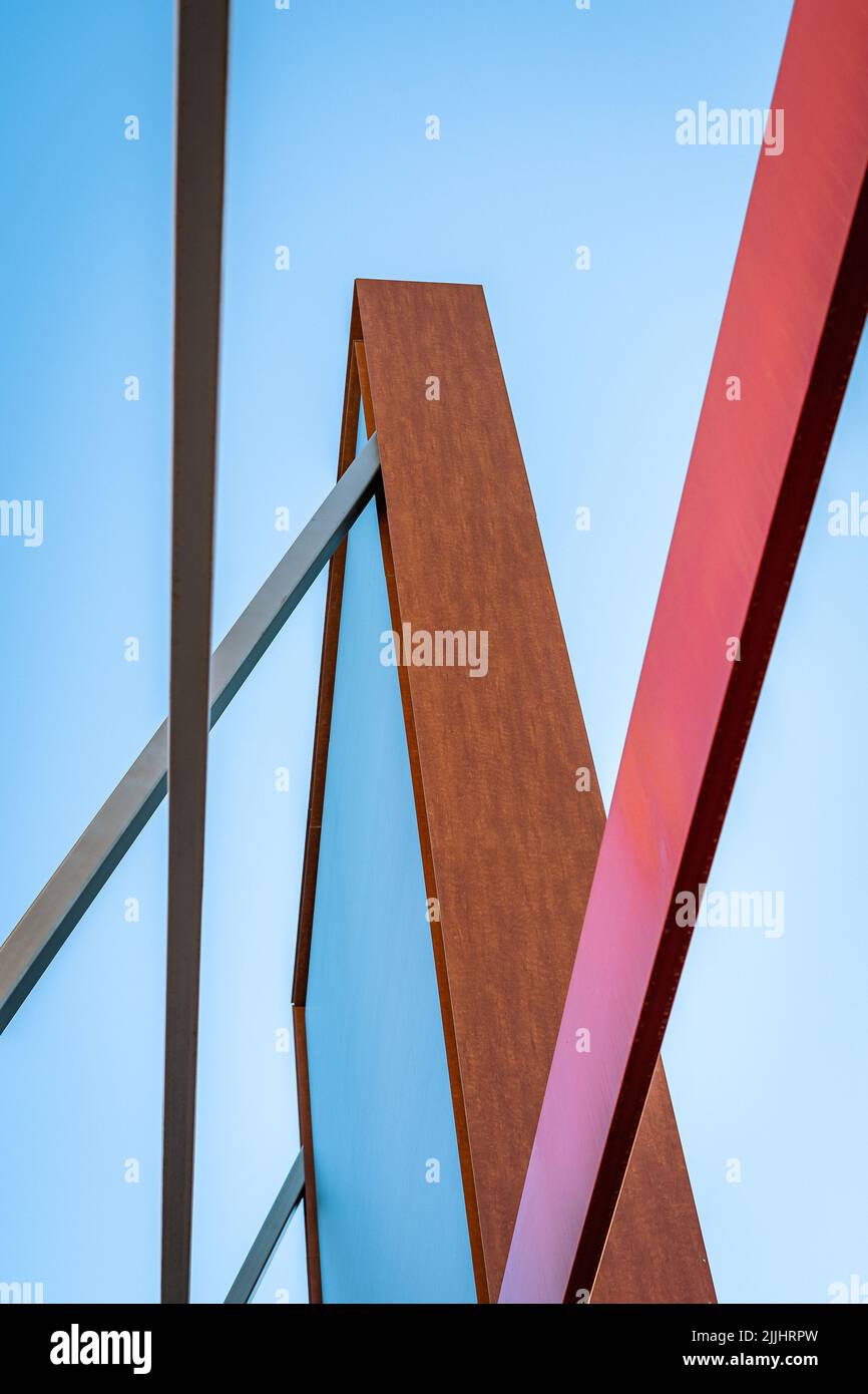 Moderne abstrakte Struktur gegen einen blauen Himmel Stockfoto Moderne abstrakte Struktur gegen einen blauen Himmel Stockfoto