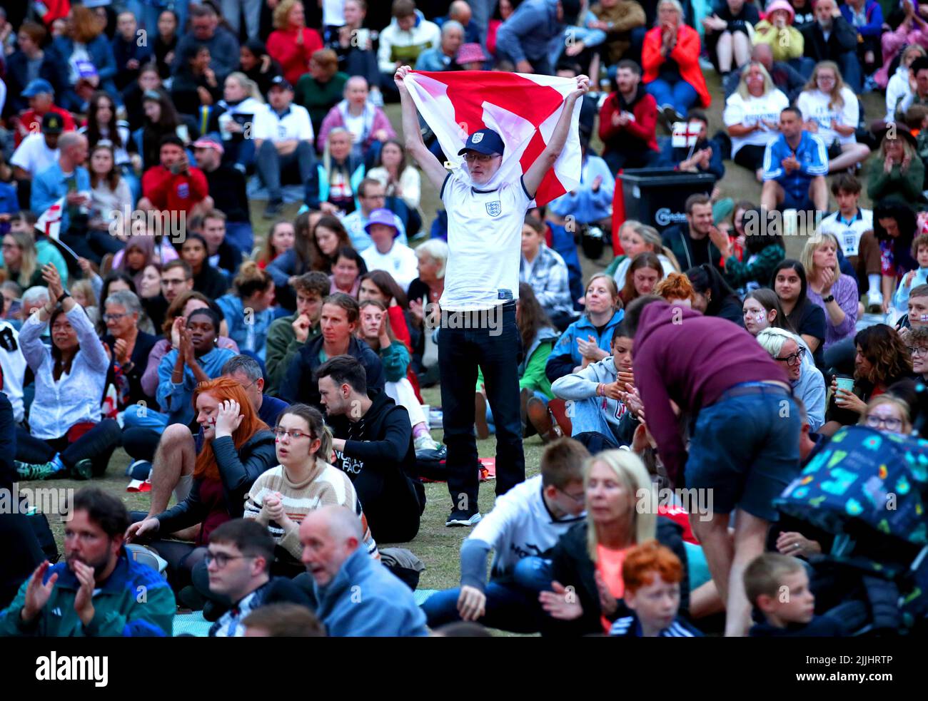 Ein England-Fan von Devonshire Green hält eine Flagge hoch, als sie eine Vorführung des UEFA Women's Euro 2022 Halbfinalmatches zwischen England und Schweden in der Bramall Lane, Sheffield, ansehen. Bilddatum: Dienstag, 26. Juli 2022. Stockfoto