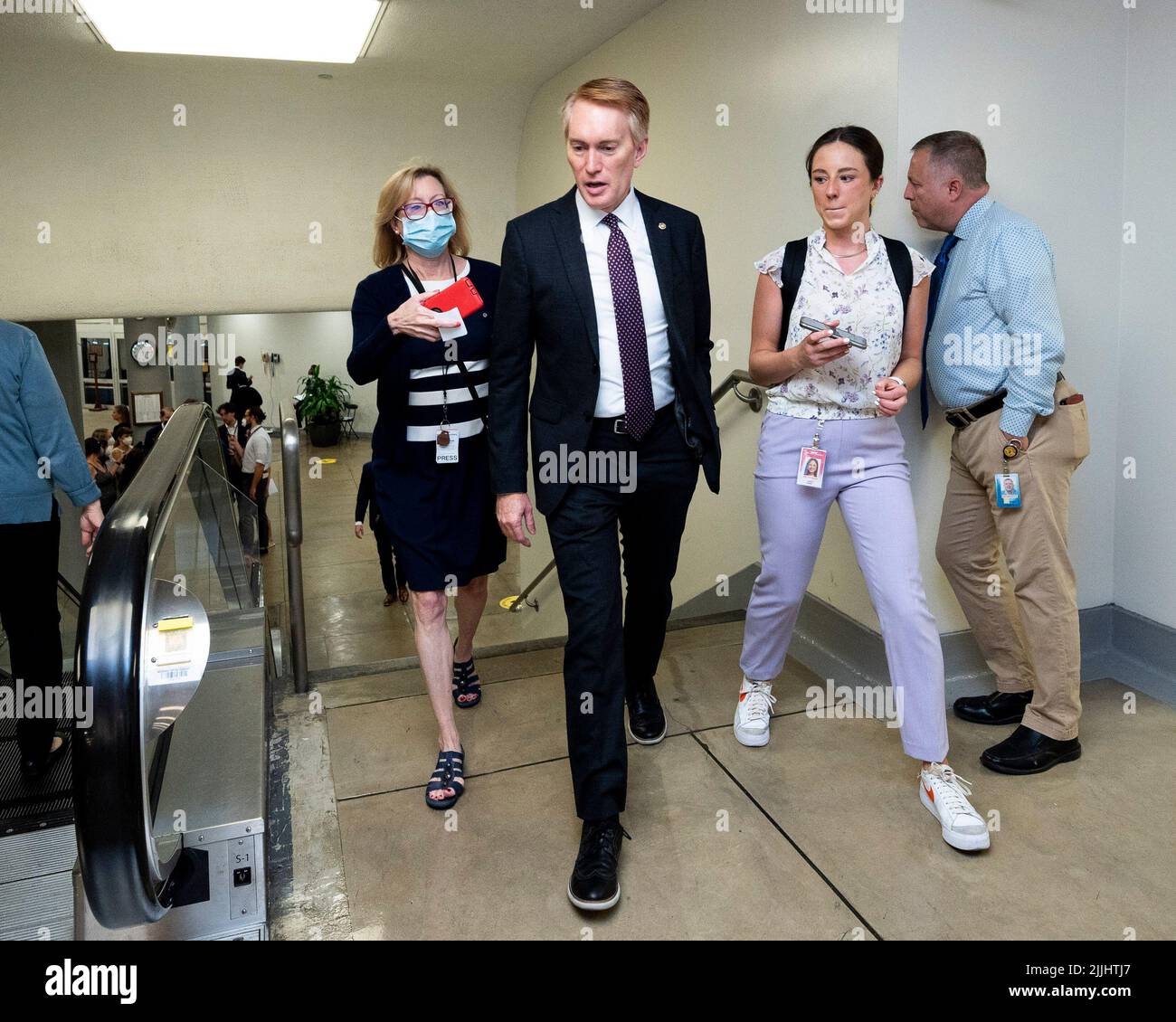 26. Juli 2022, Washington, District of Columbia, USA: US-Senator JAMES LANKFORD (R-OK) spricht mit Reportern in der Nähe der Senate Subway. (Bild: © Michael Brochstein/ZUMA Press Wire) Stockfoto