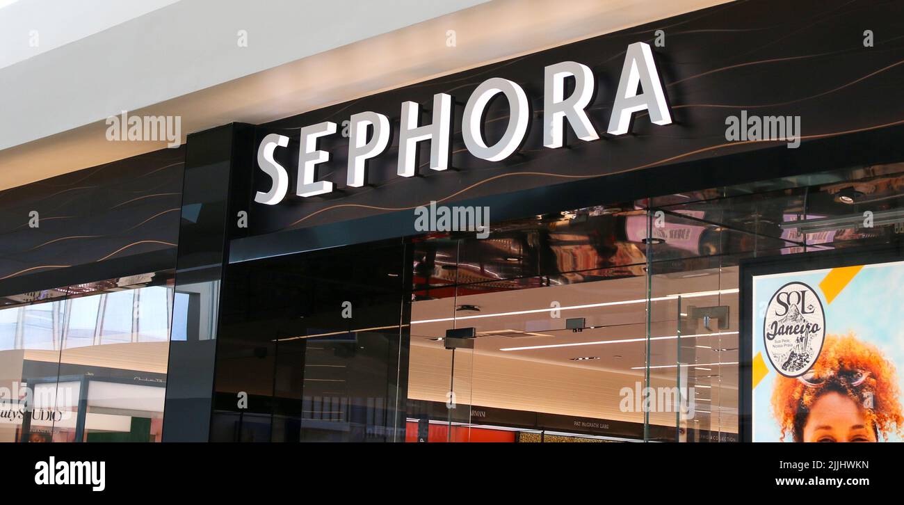 Huntington, New York, USA - 1. Mai 2022: Eingang eines Sephora-Geschäfts in einer Mall in Long Island New York. Stockfoto
