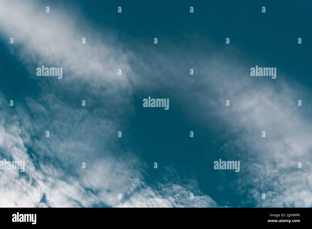 Cirrostratus Wetter Himmel blau Luft Hintergrund cirrocumulus hoch. Stockfoto