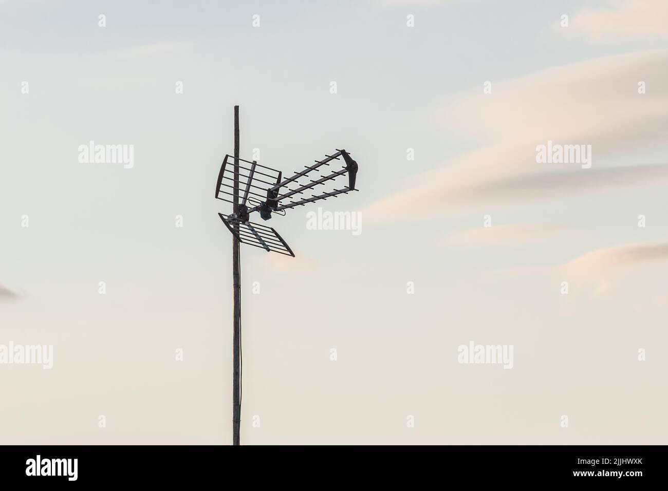 Antenne tv alte Fernsehtechnik Ausrüstung Kommunikation Radio Empfänger senden Himmel. Stockfoto