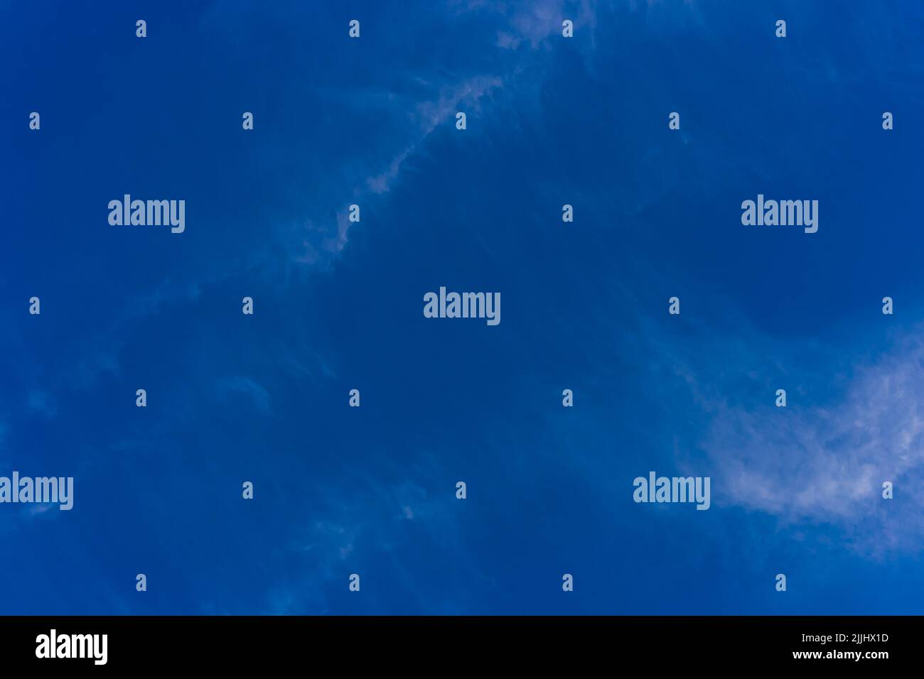 Blau leer klar oder bewölkt Himmel Atmosphäre abstraktes Wetter Hintergrund Natur. Stockfoto