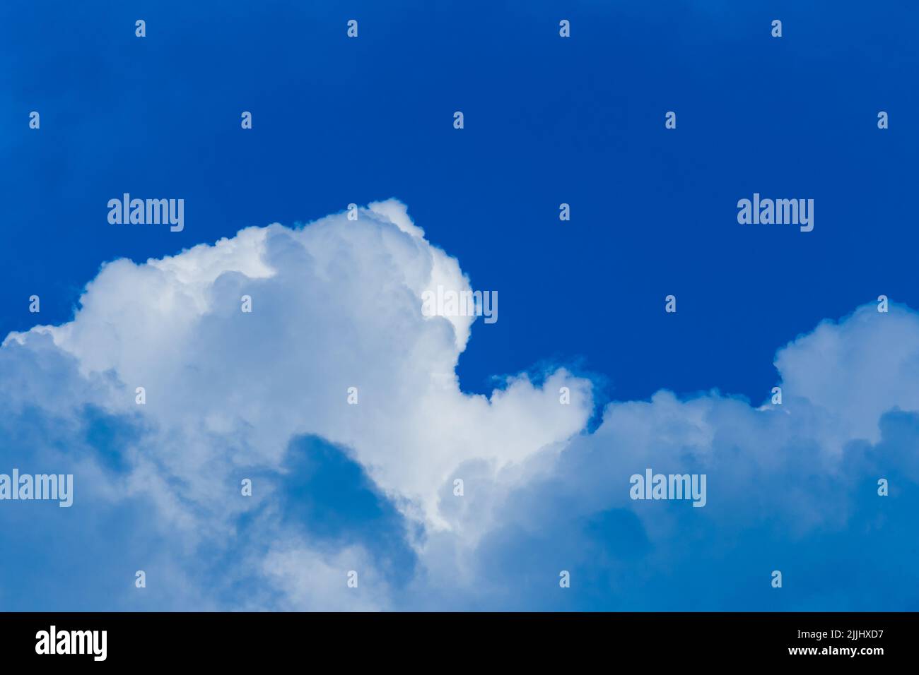 Weiße Wolken Wetter ändern Wind gegen blauen Himmel Natur Atmosphäre Hintergrund. Stockfoto